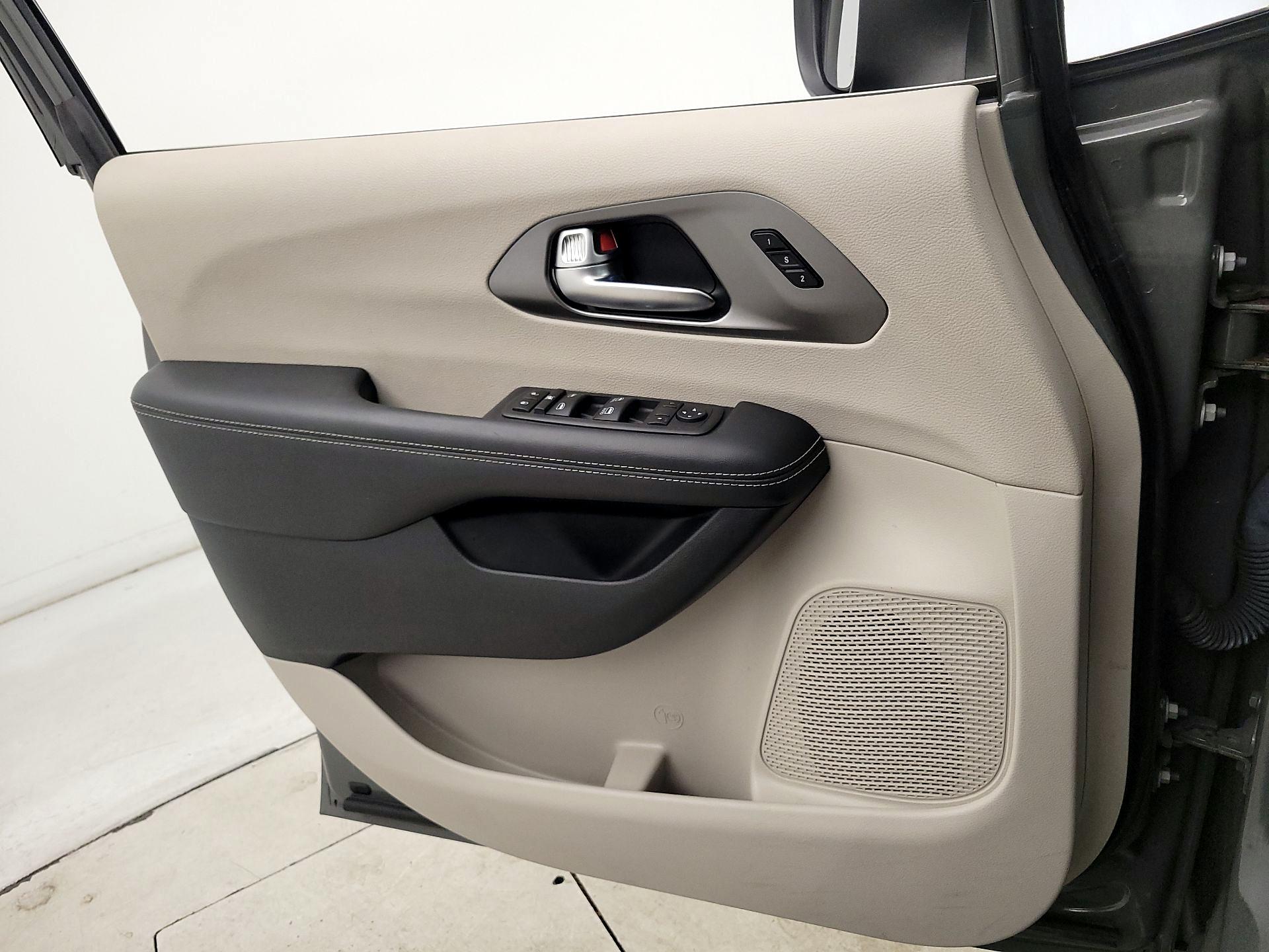 Thumbnail: 2023 Chrysler Pacifica - 12