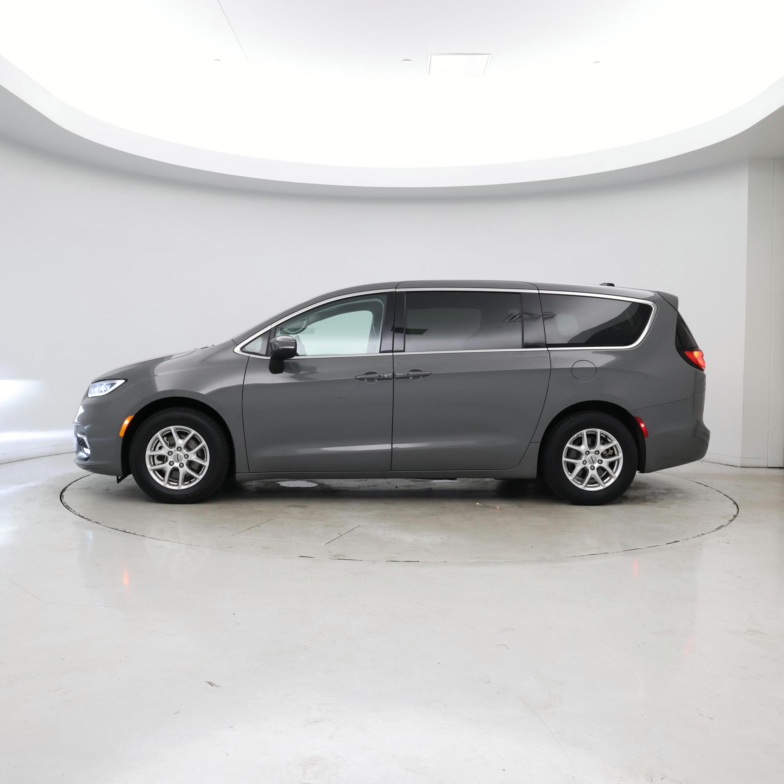 Thumbnail: 2023 Chrysler Pacifica - 3
