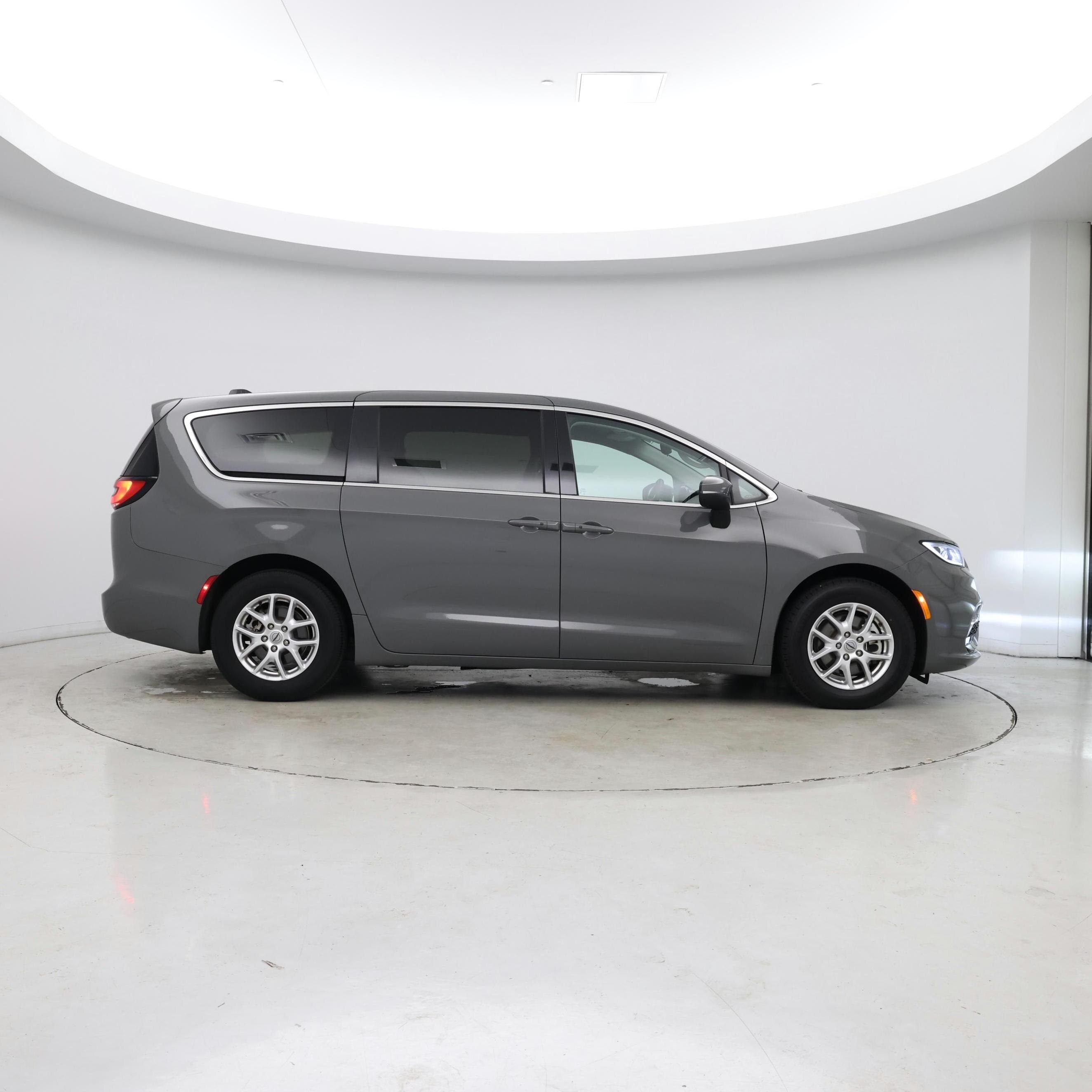 Thumbnail: 2023 Chrysler Pacifica - 7