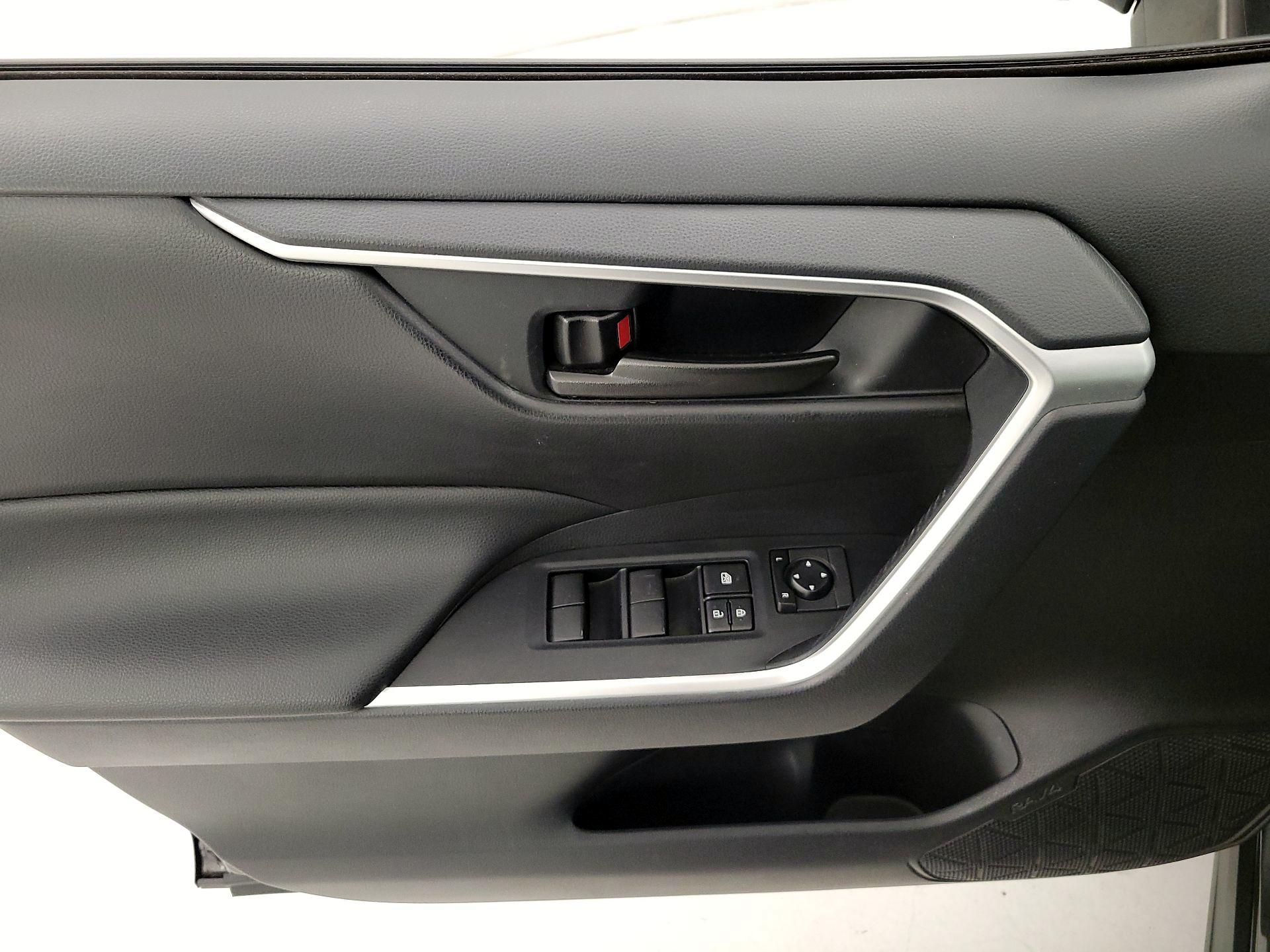 Thumbnail: 2020 Toyota RAV4 - 12