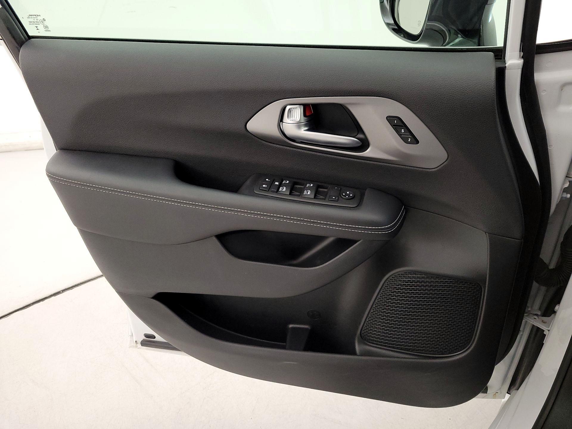 Thumbnail: 2025 Chrysler Pacifica - 12