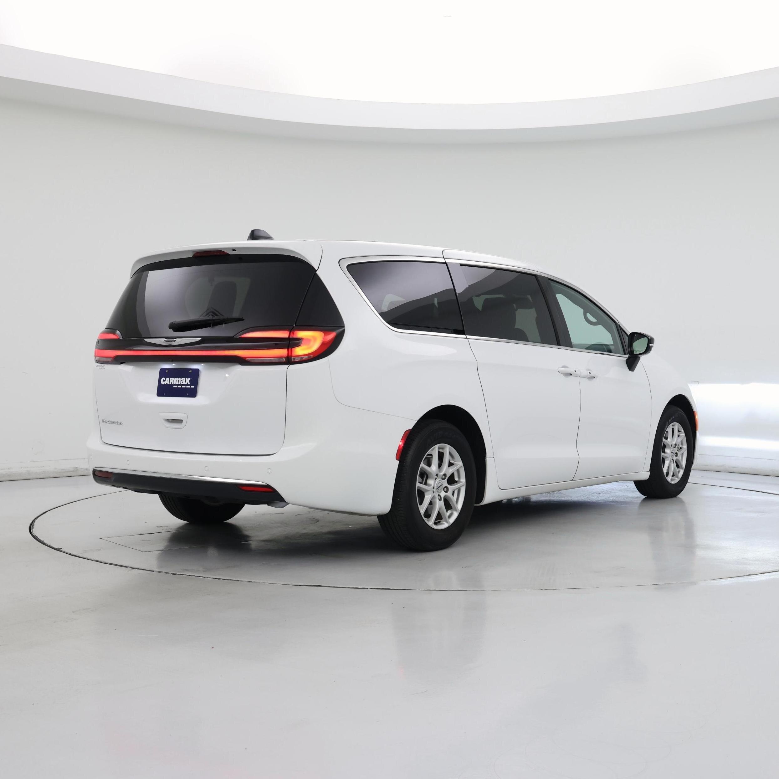 Thumbnail: 2025 Chrysler Pacifica - 8