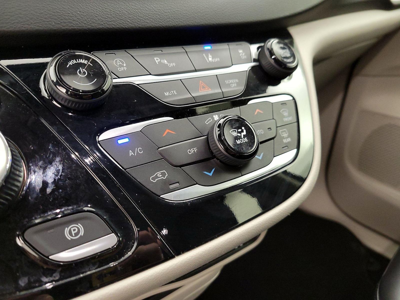 2023 Chrysler Pacifica Touring L - Photo 17