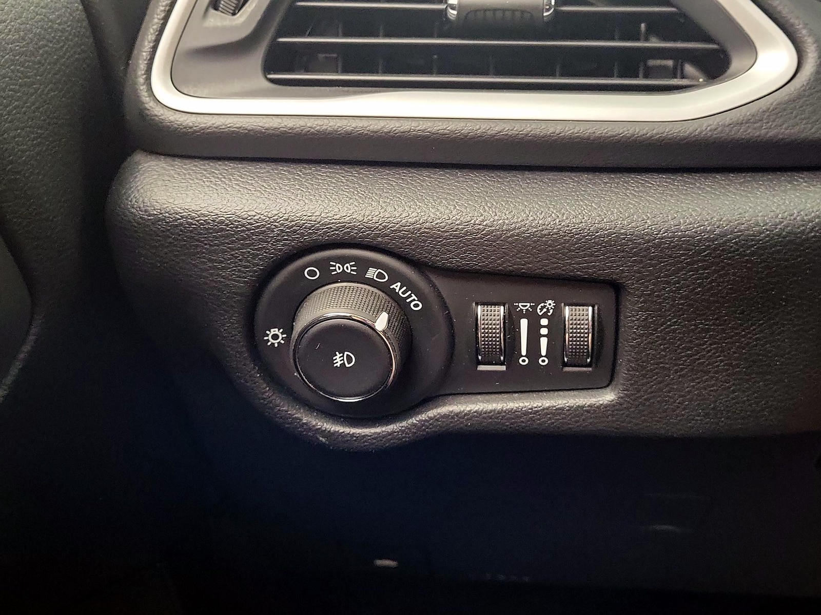 2025 Chrysler Pacifica Select - Photo 12