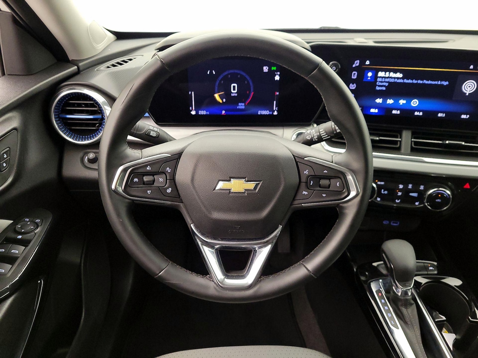 2025 Chevrolet Trax LT - Photo 11