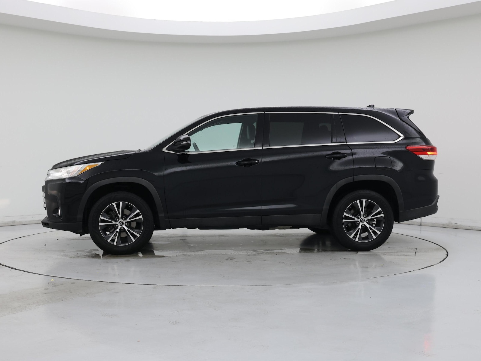 2019 Toyota Highlander LE Plus - Photo 4
