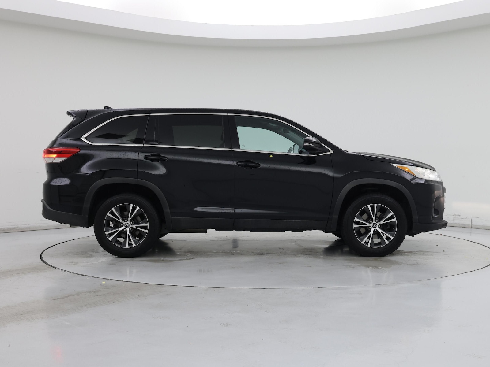 2019 Toyota Highlander LE Plus - Photo 8