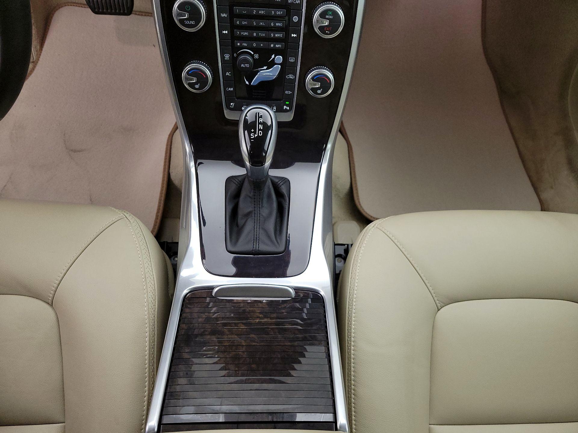 Thumbnail: 2015 Volvo XC70 - 18