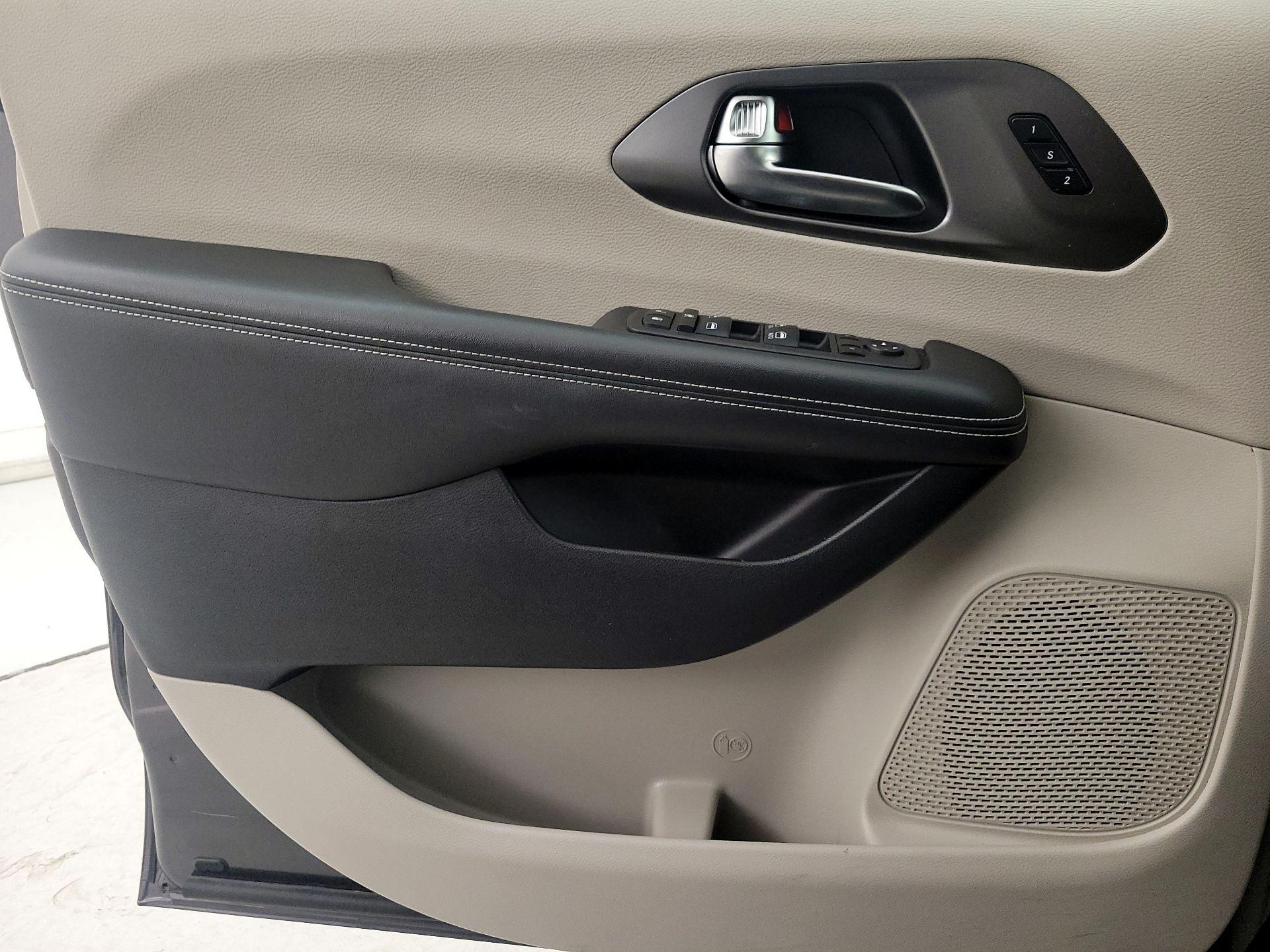 Thumbnail: 2023 Chrysler Pacifica - 12