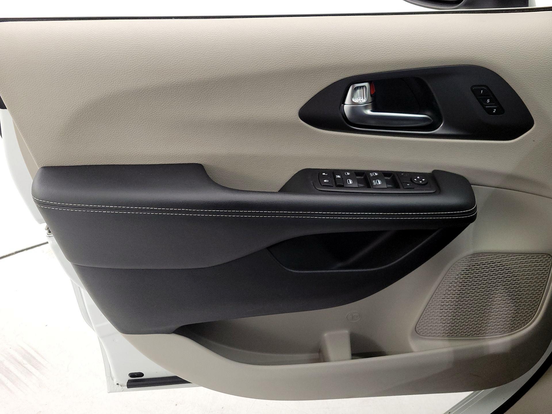 Thumbnail: 2023 Chrysler Pacifica - 12