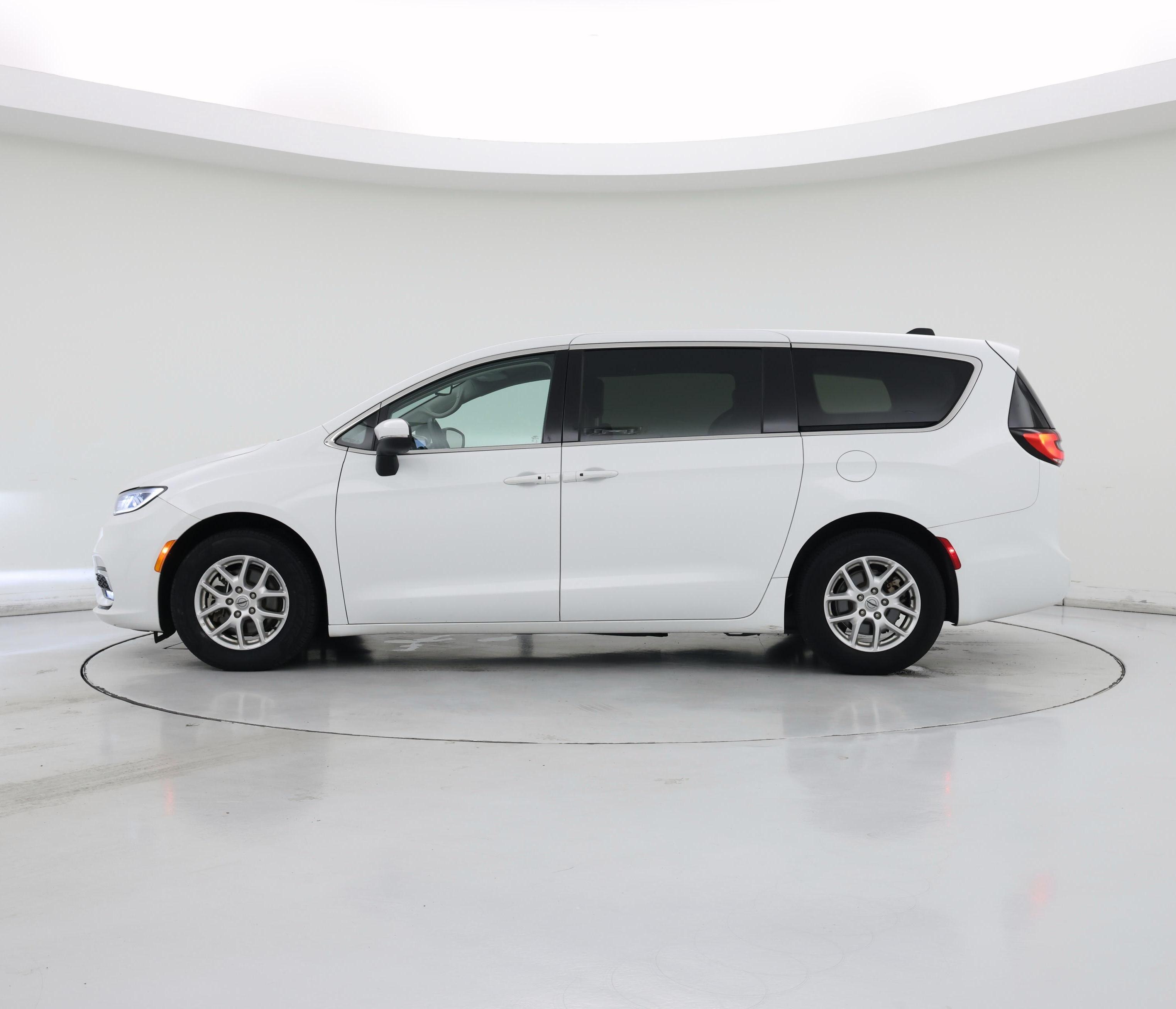 Thumbnail: 2023 Chrysler Pacifica - 3