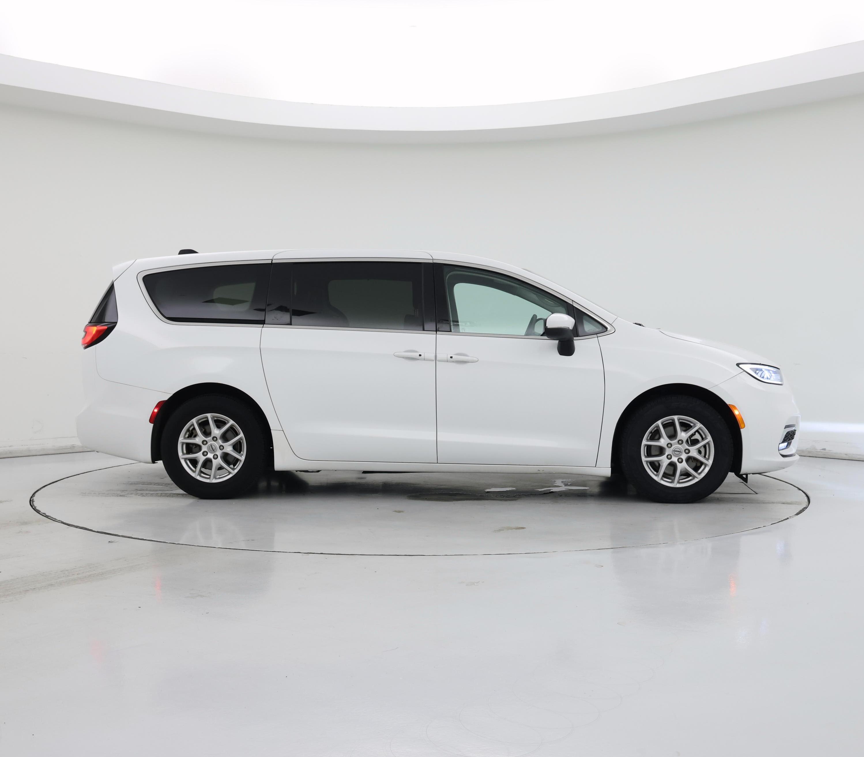 Thumbnail: 2023 Chrysler Pacifica - 7