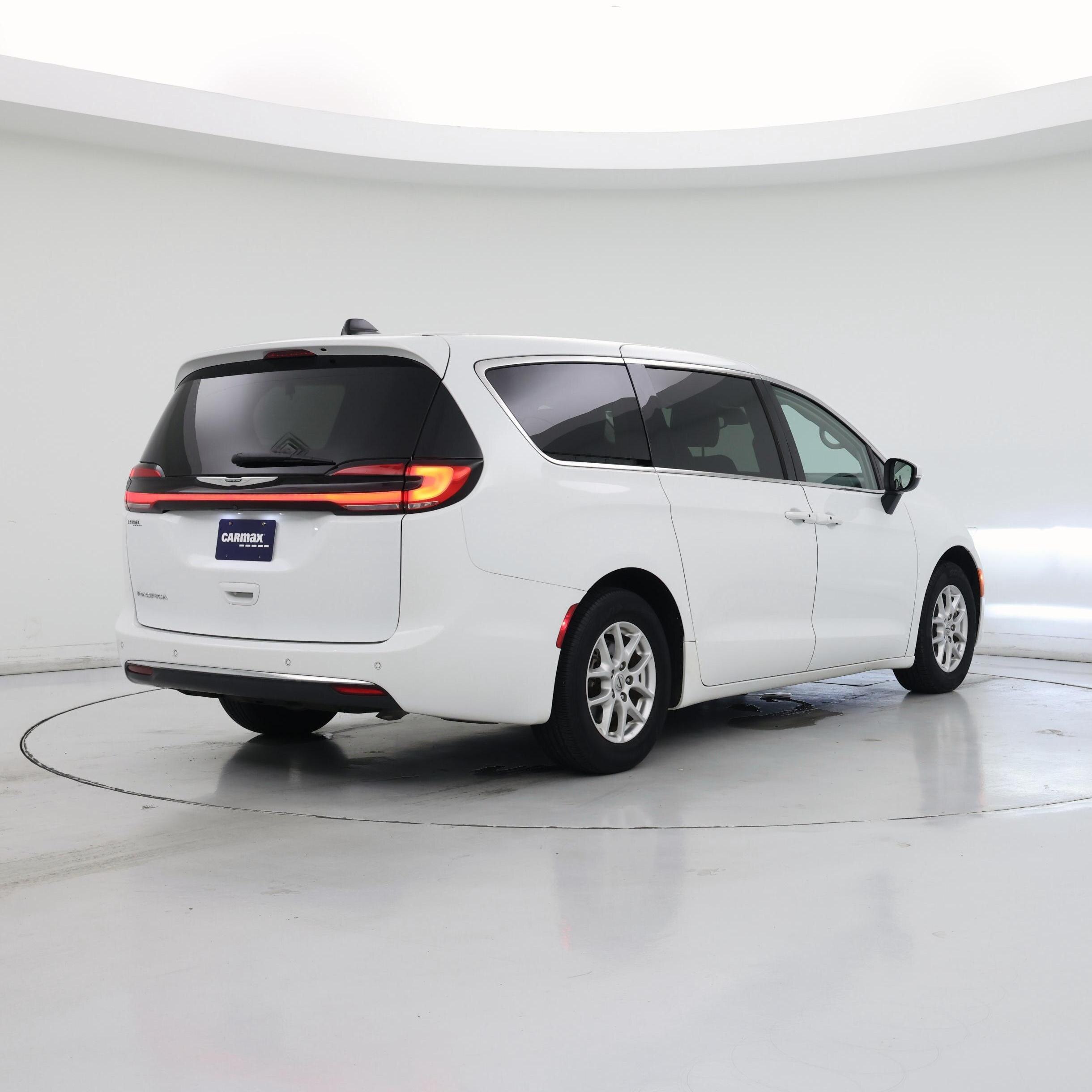 Thumbnail: 2023 Chrysler Pacifica - 8