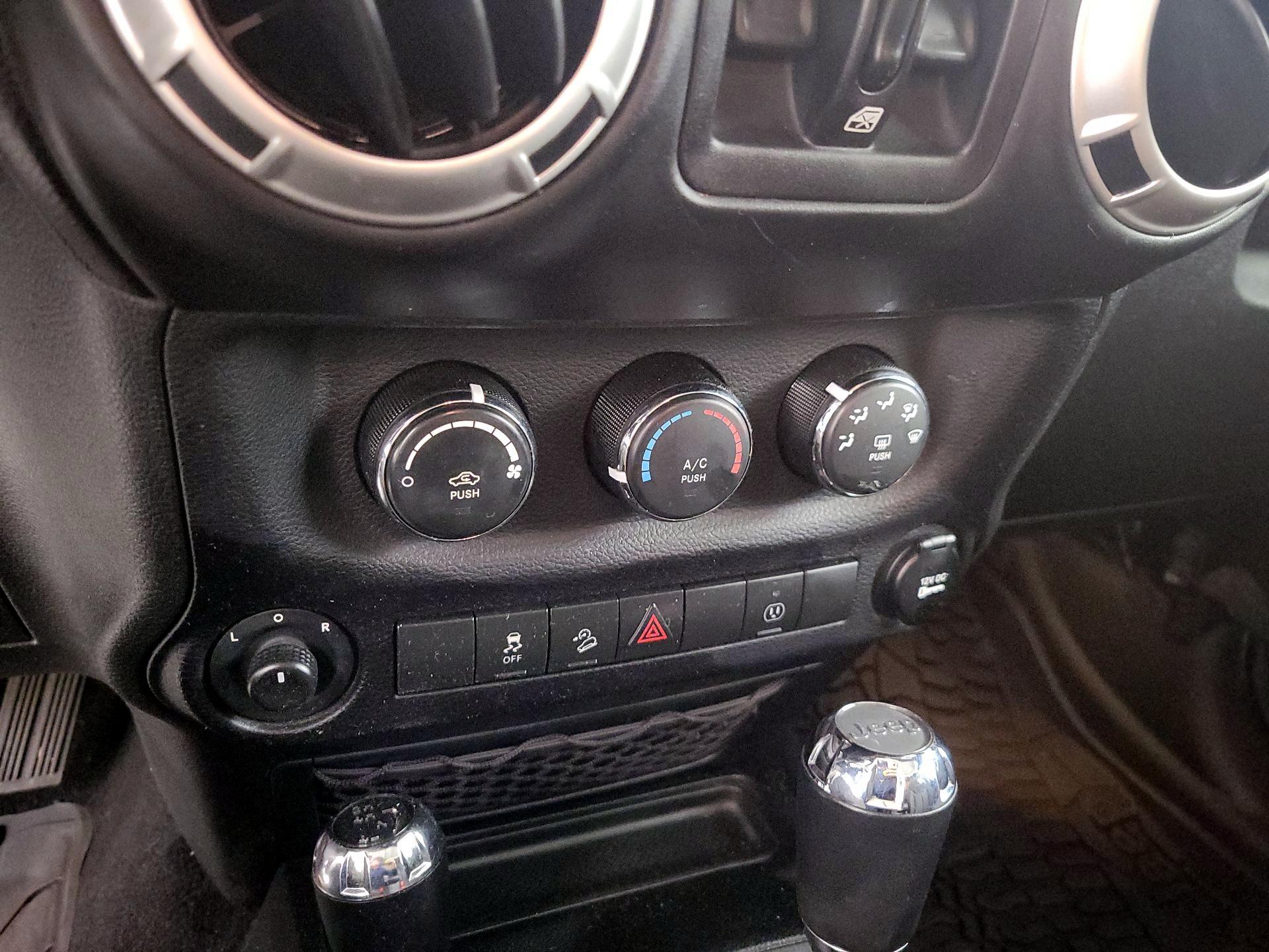 Thumbnail: 2017 Jeep Wrangler - 14