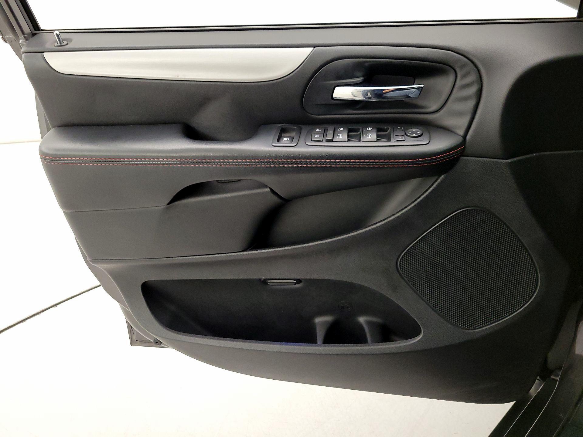 Thumbnail: 2016 Dodge Grand Caravan - 12