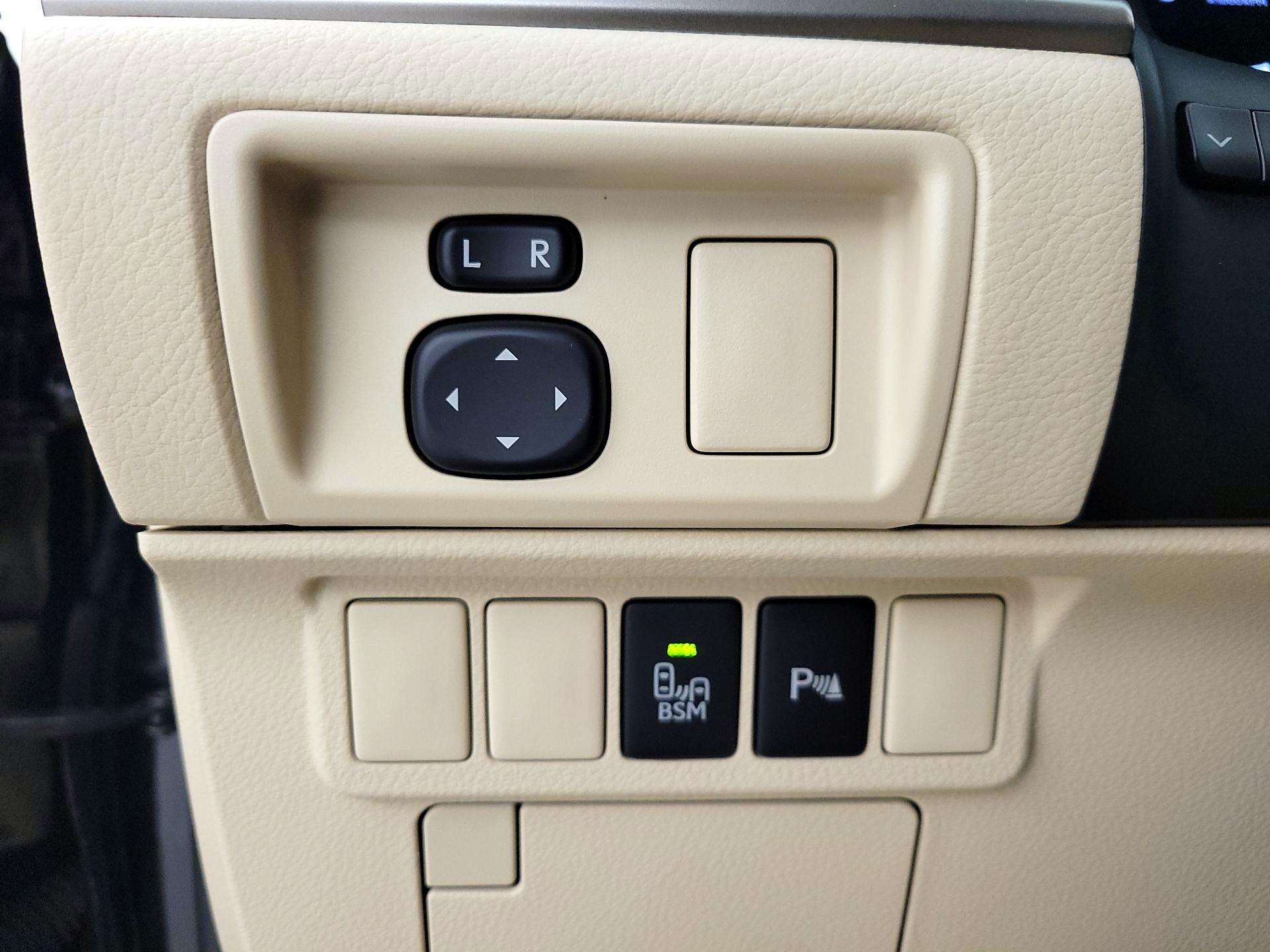 Thumbnail: 2015 Lexus ES - 13