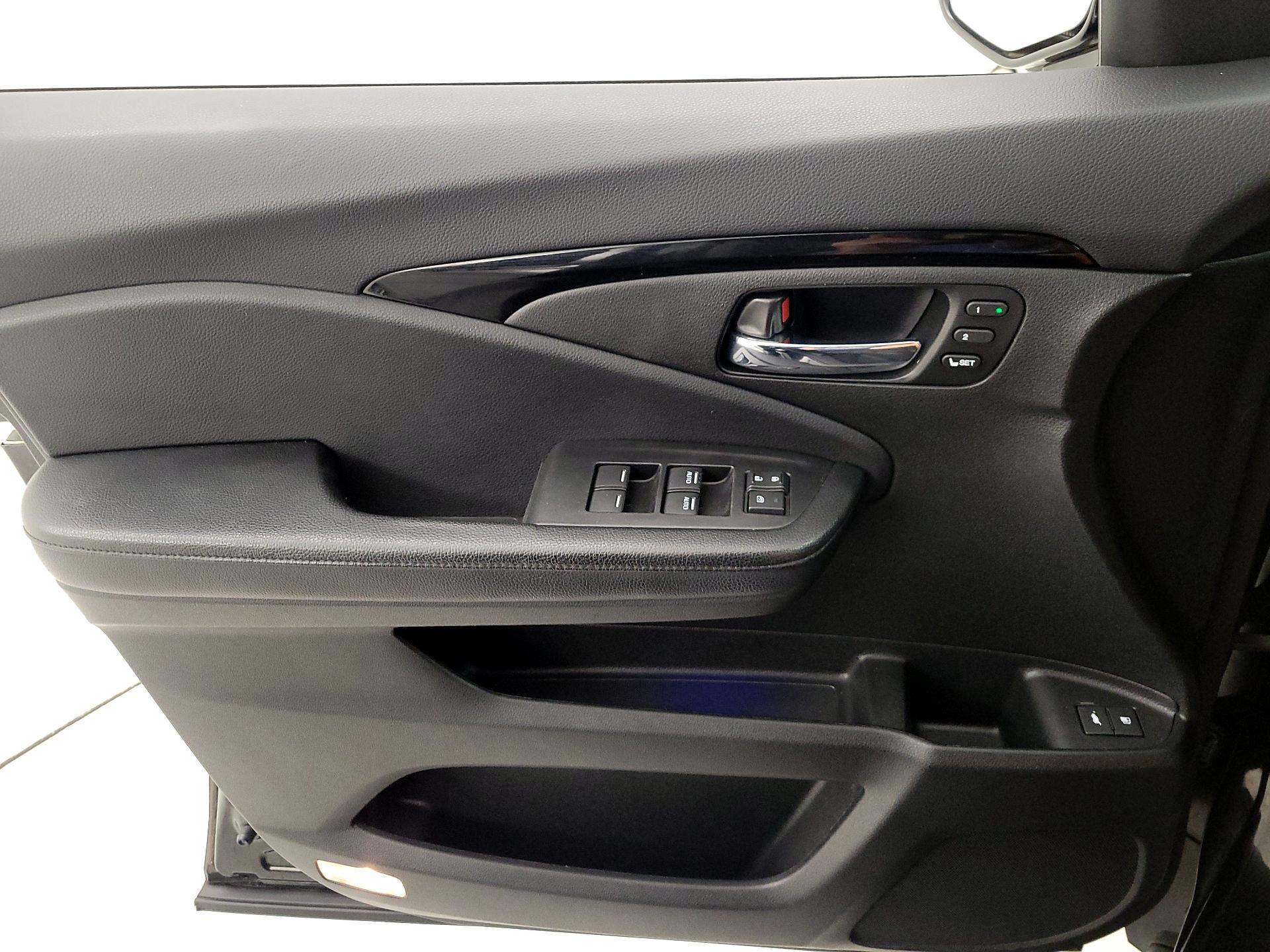 Thumbnail: 2017 Honda Pilot - 12