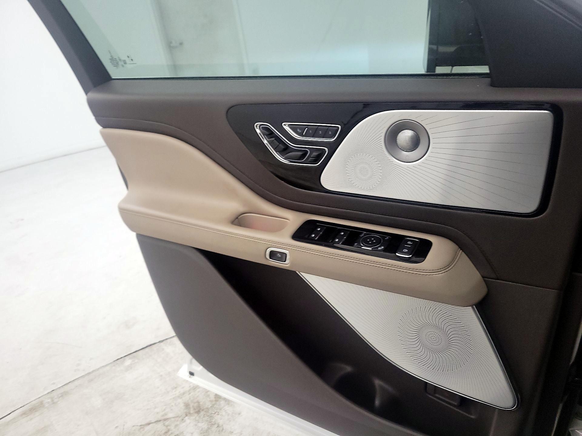 Thumbnail: 2022 Lincoln Aviator - 12
