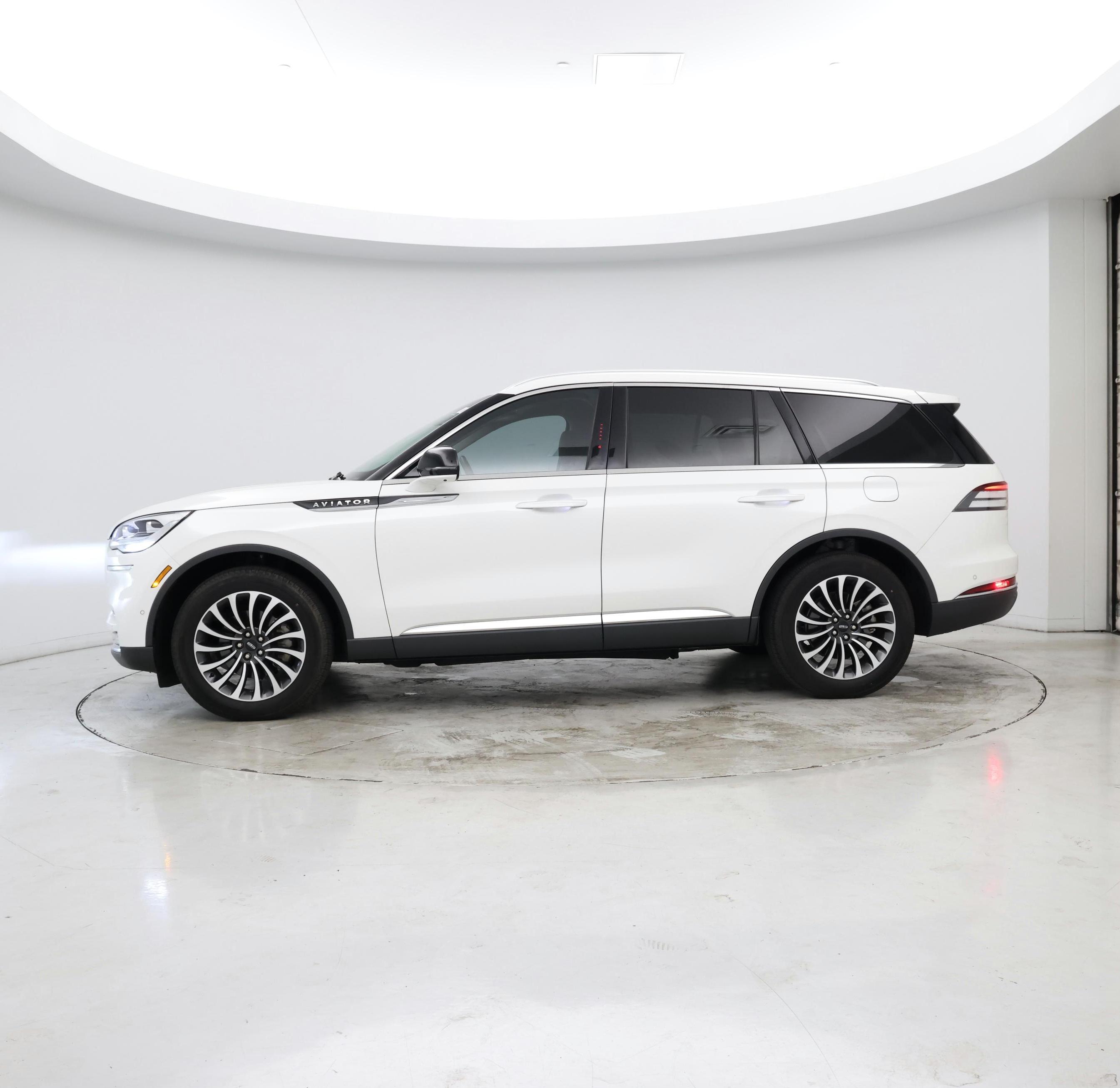 Thumbnail: 2022 Lincoln Aviator - 2