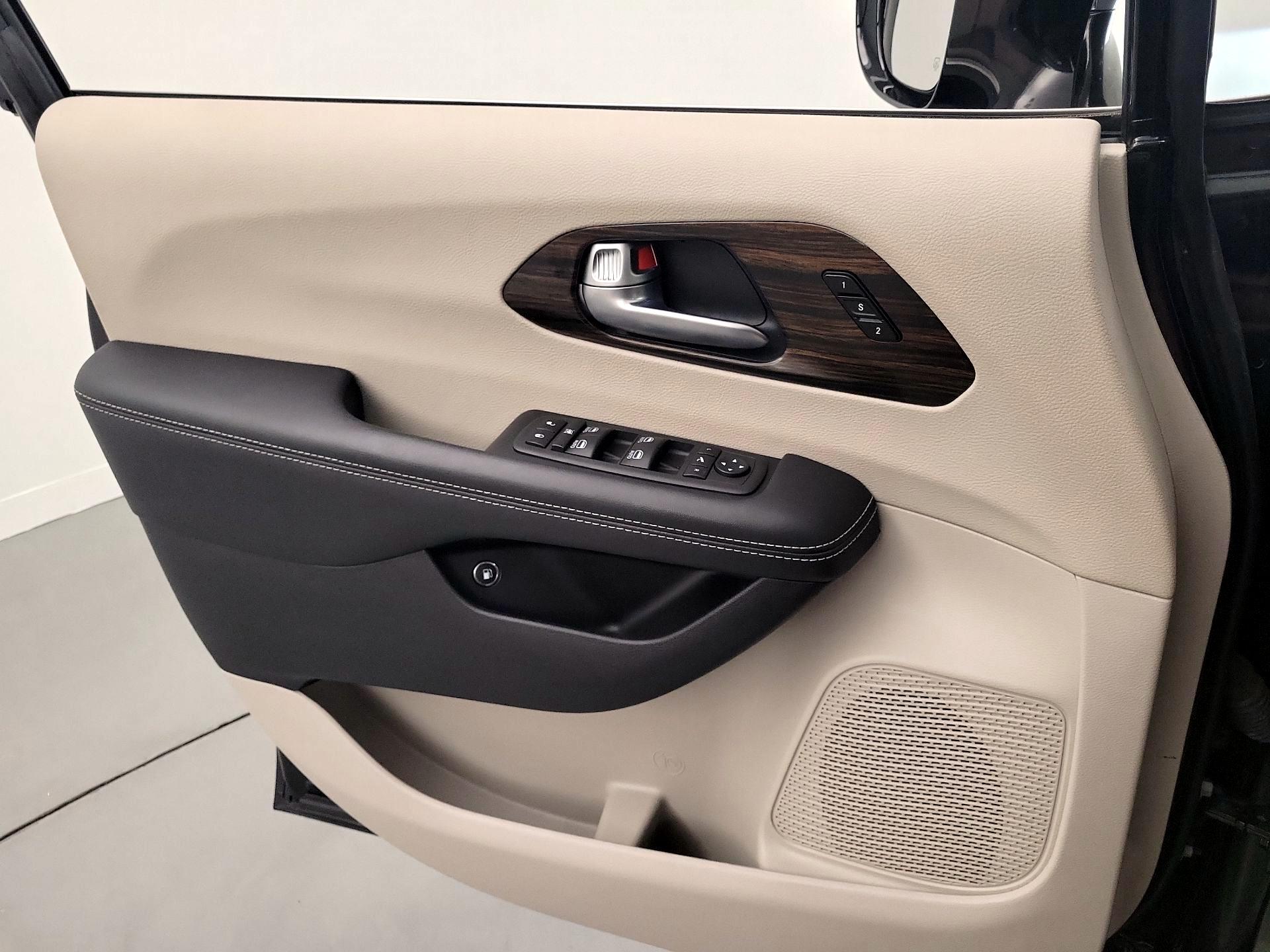 Thumbnail: 2023 Chrysler Pacifica - 12