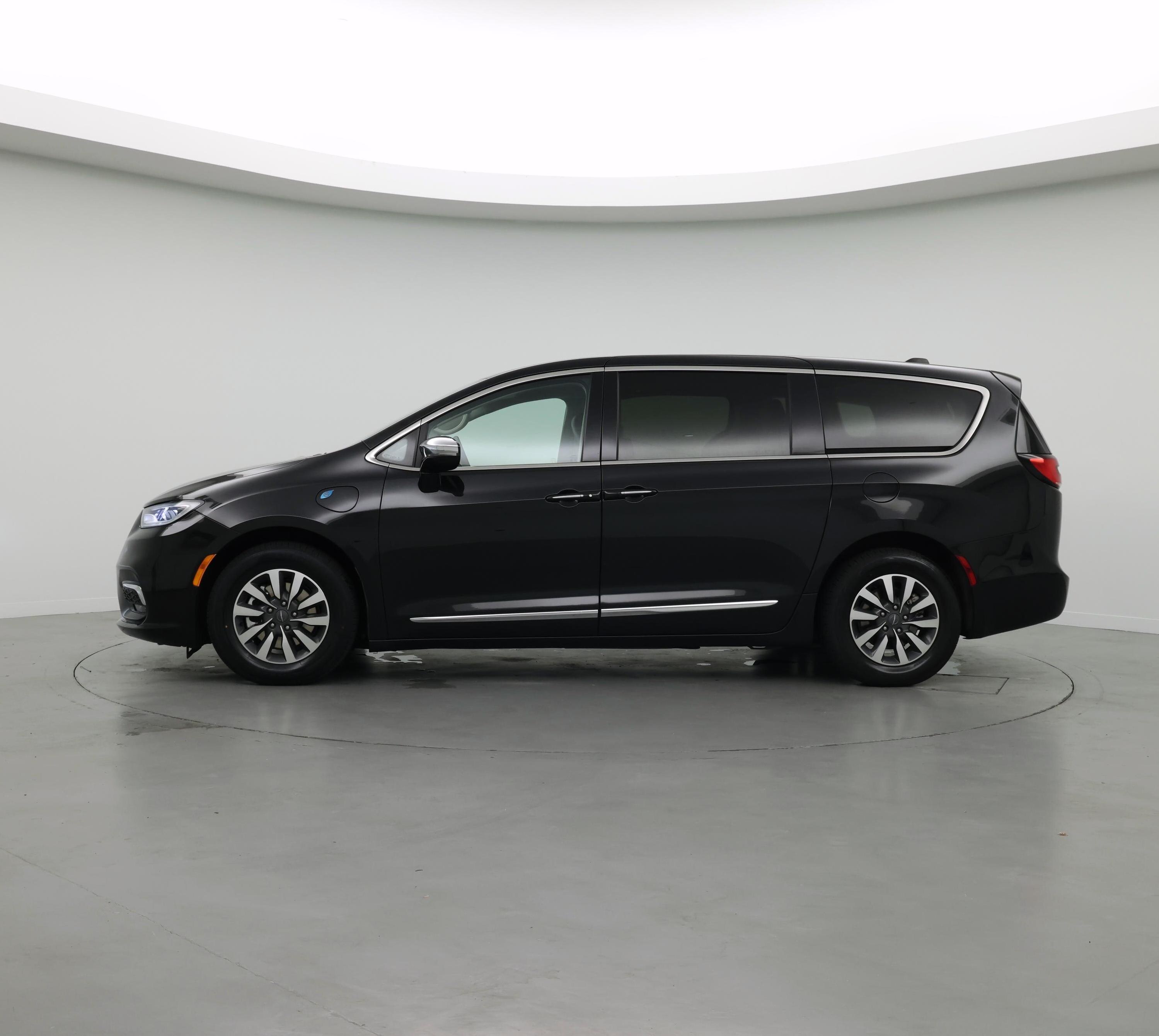 Thumbnail: 2023 Chrysler Pacifica - 3