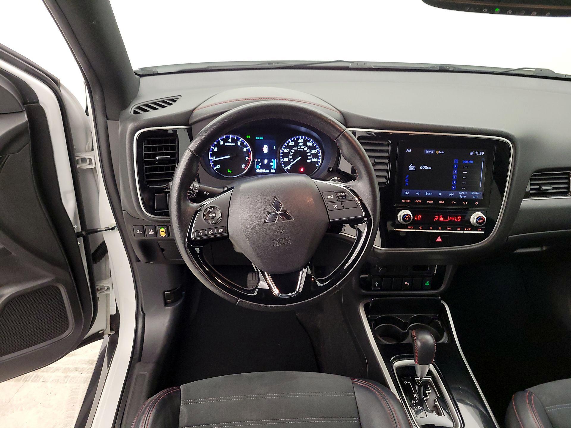 Thumbnail: 2020 Mitsubishi Outlander - 10