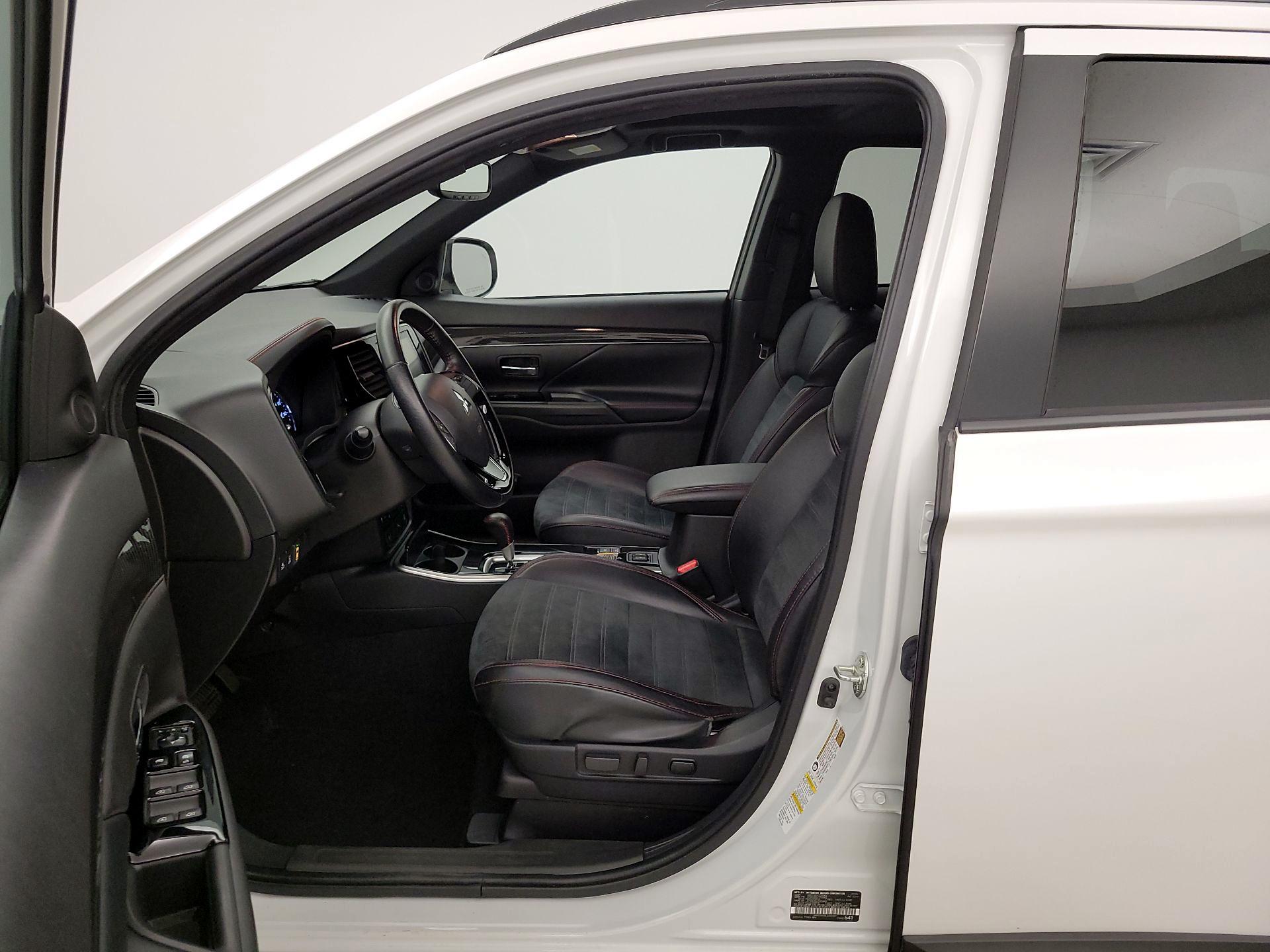 Thumbnail: 2020 Mitsubishi Outlander - 11