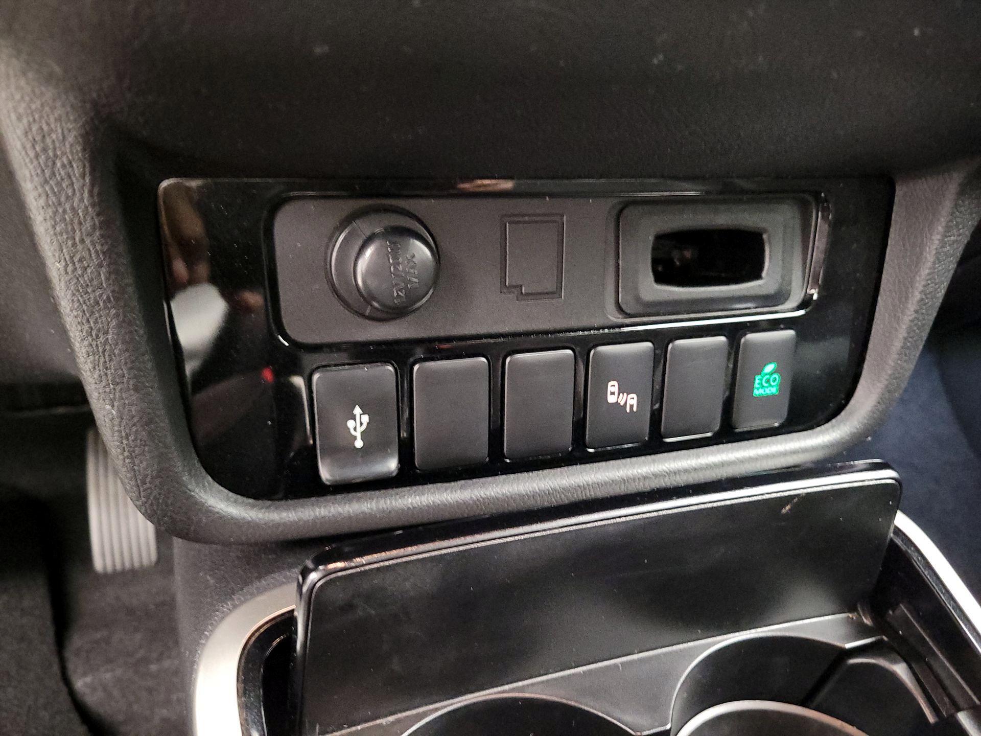 Thumbnail: 2020 Mitsubishi Outlander - 18