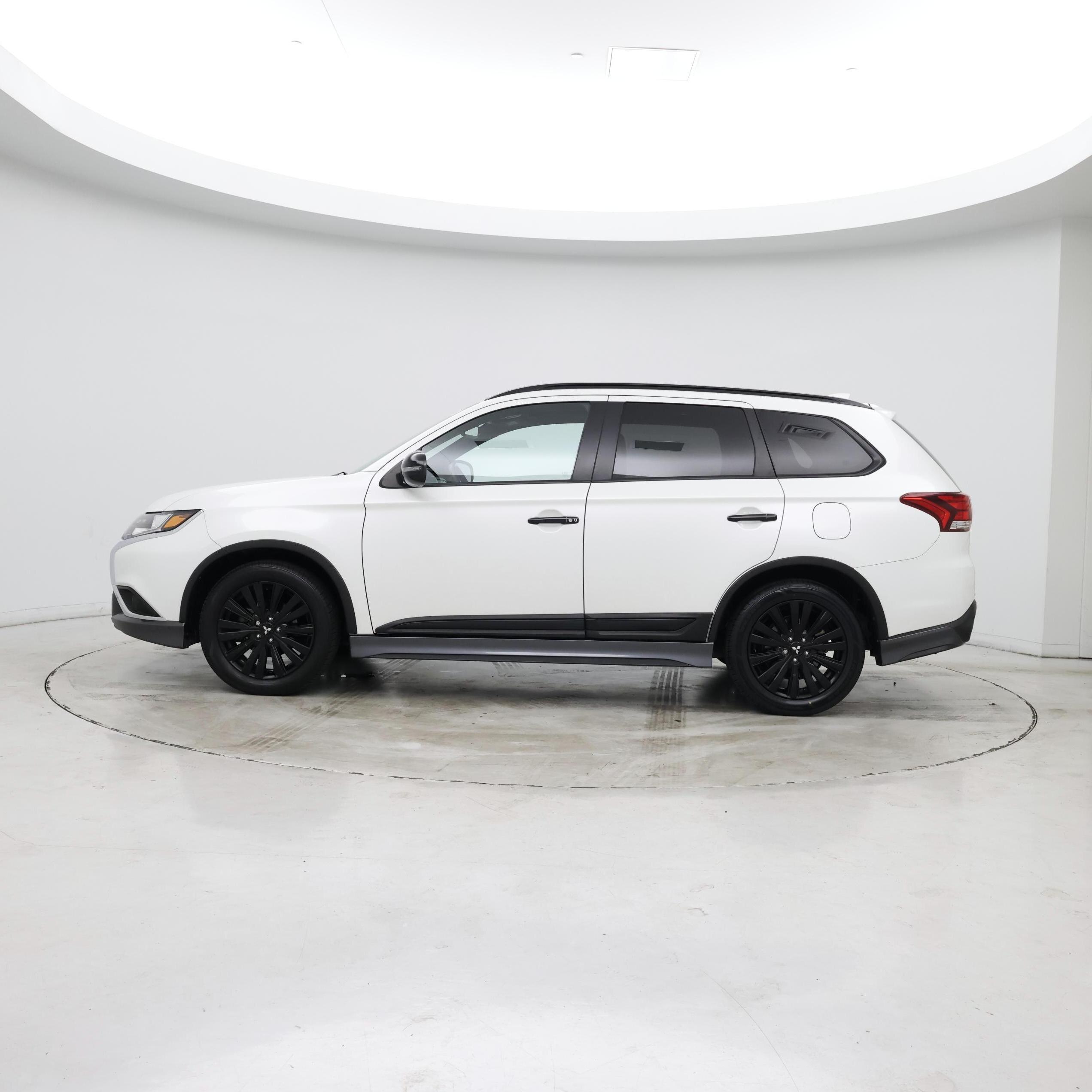Thumbnail: 2020 Mitsubishi Outlander - 2
