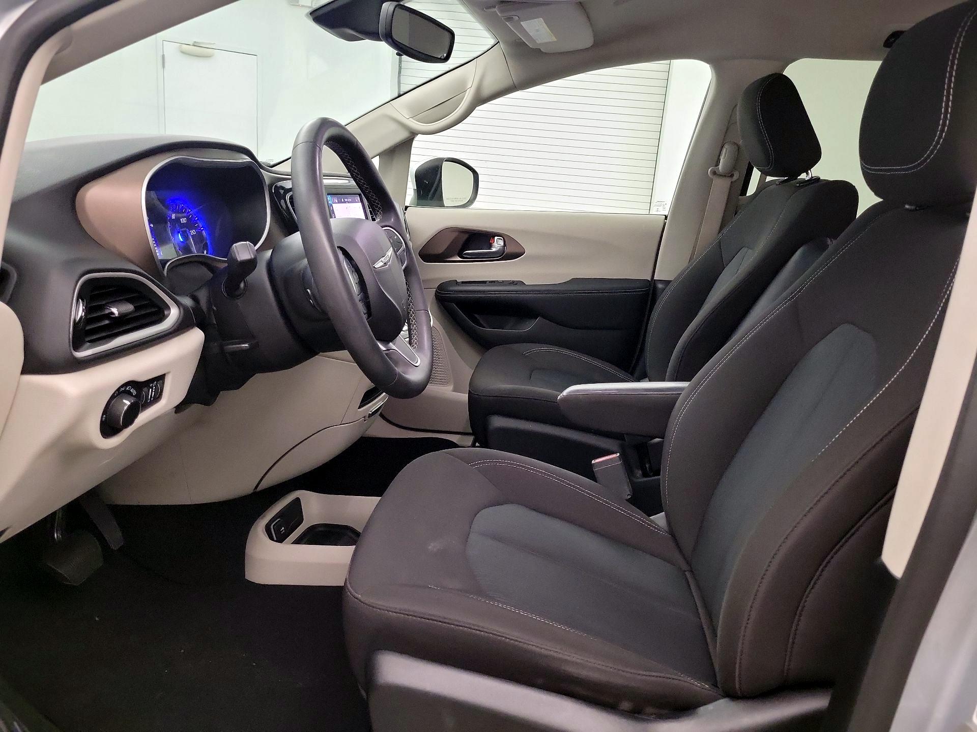 Thumbnail: 2023 Chrysler Voyager - 9