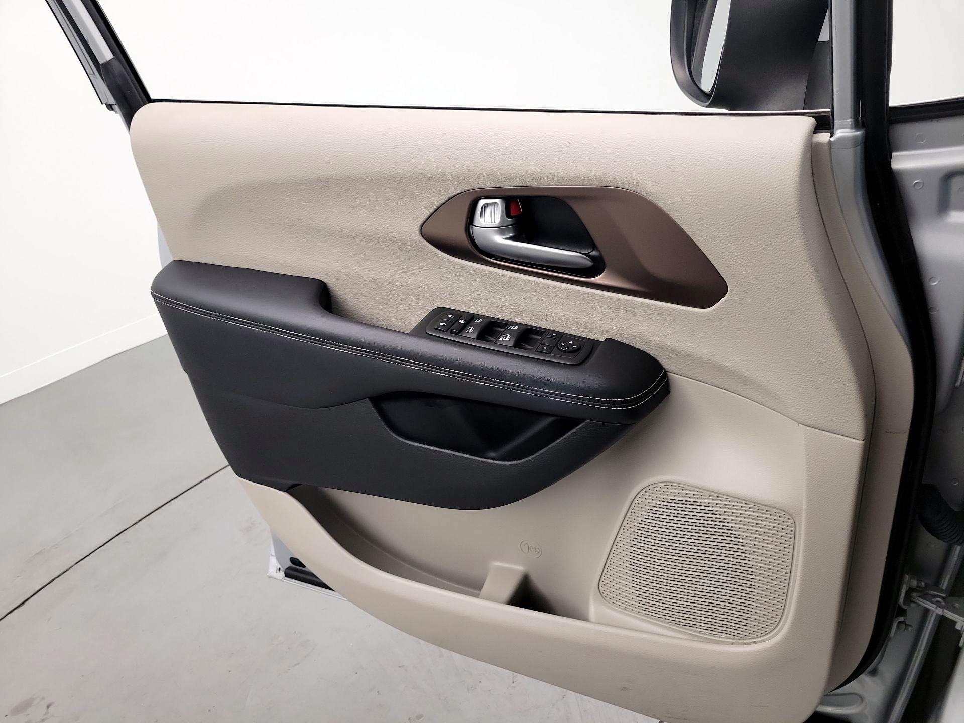 Thumbnail: 2023 Chrysler Voyager - 10
