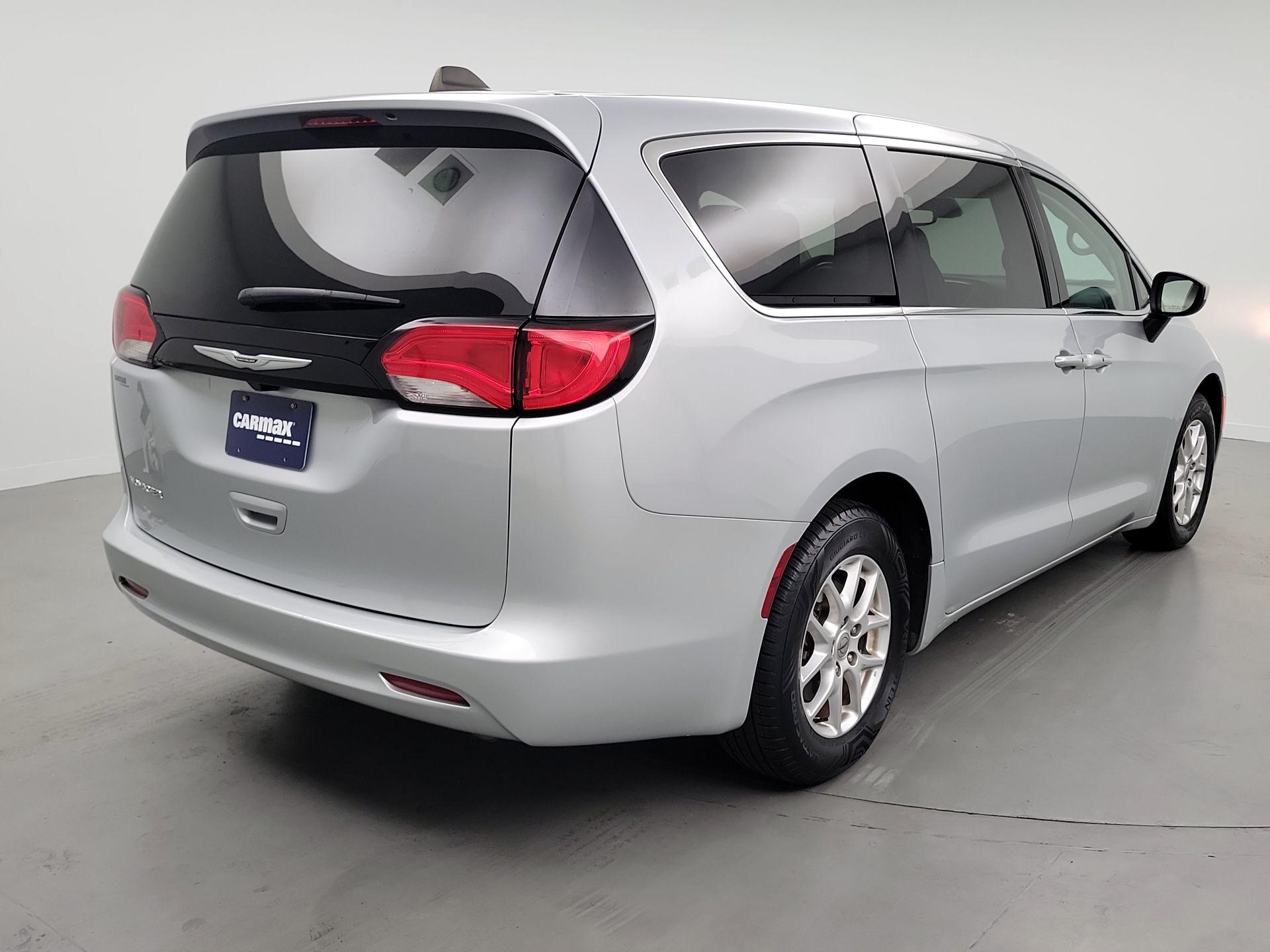 Thumbnail: 2023 Chrysler Voyager - 5