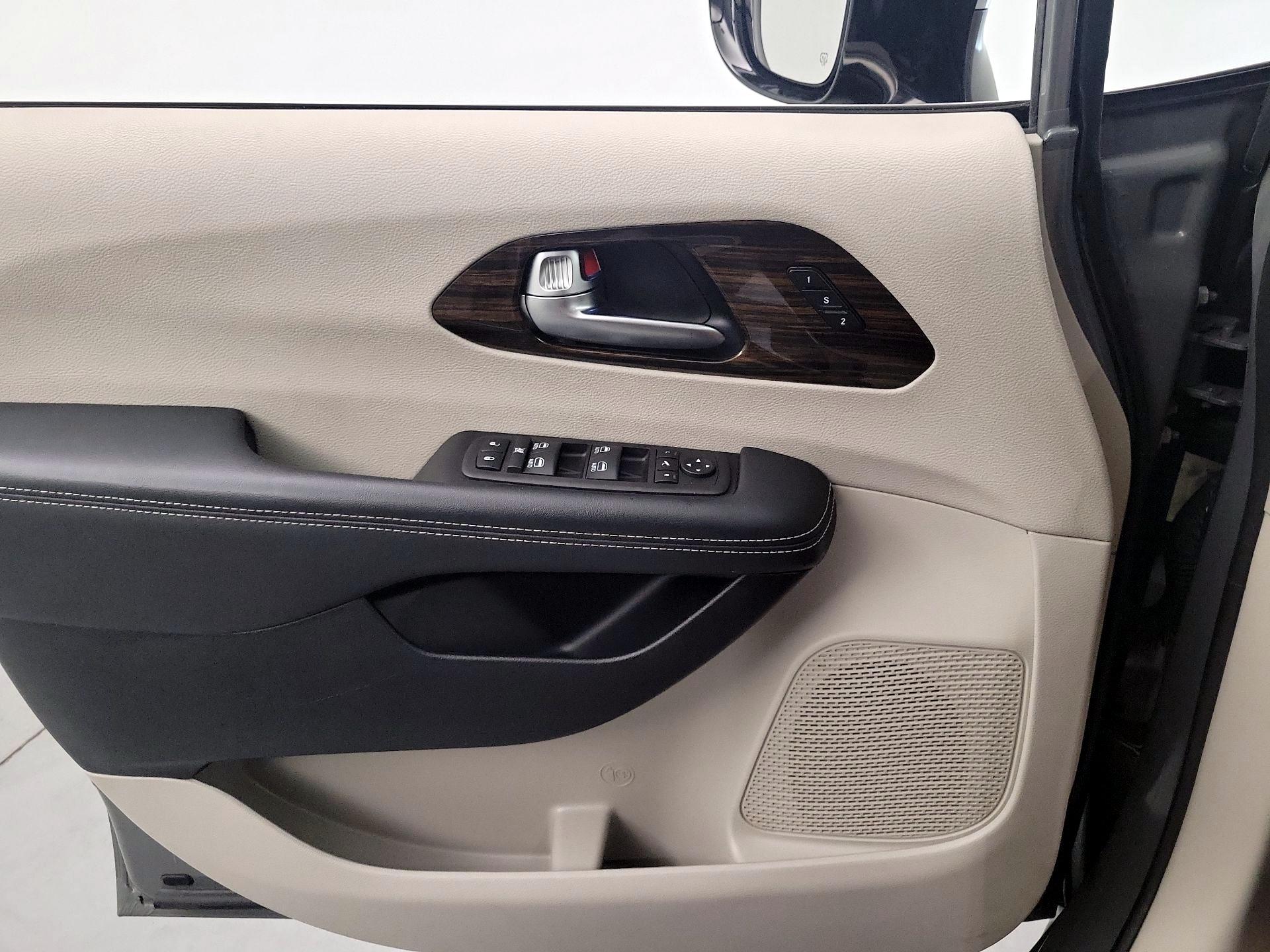 Thumbnail: 2023 Chrysler Pacifica - 10