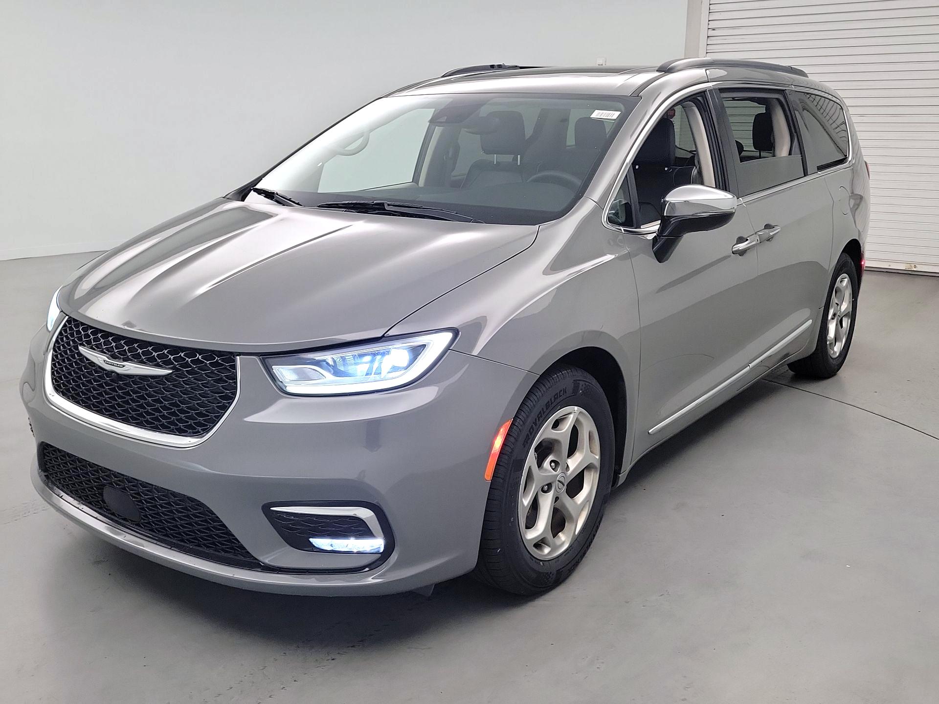 Thumbnail: 2023 Chrysler Pacifica - 3