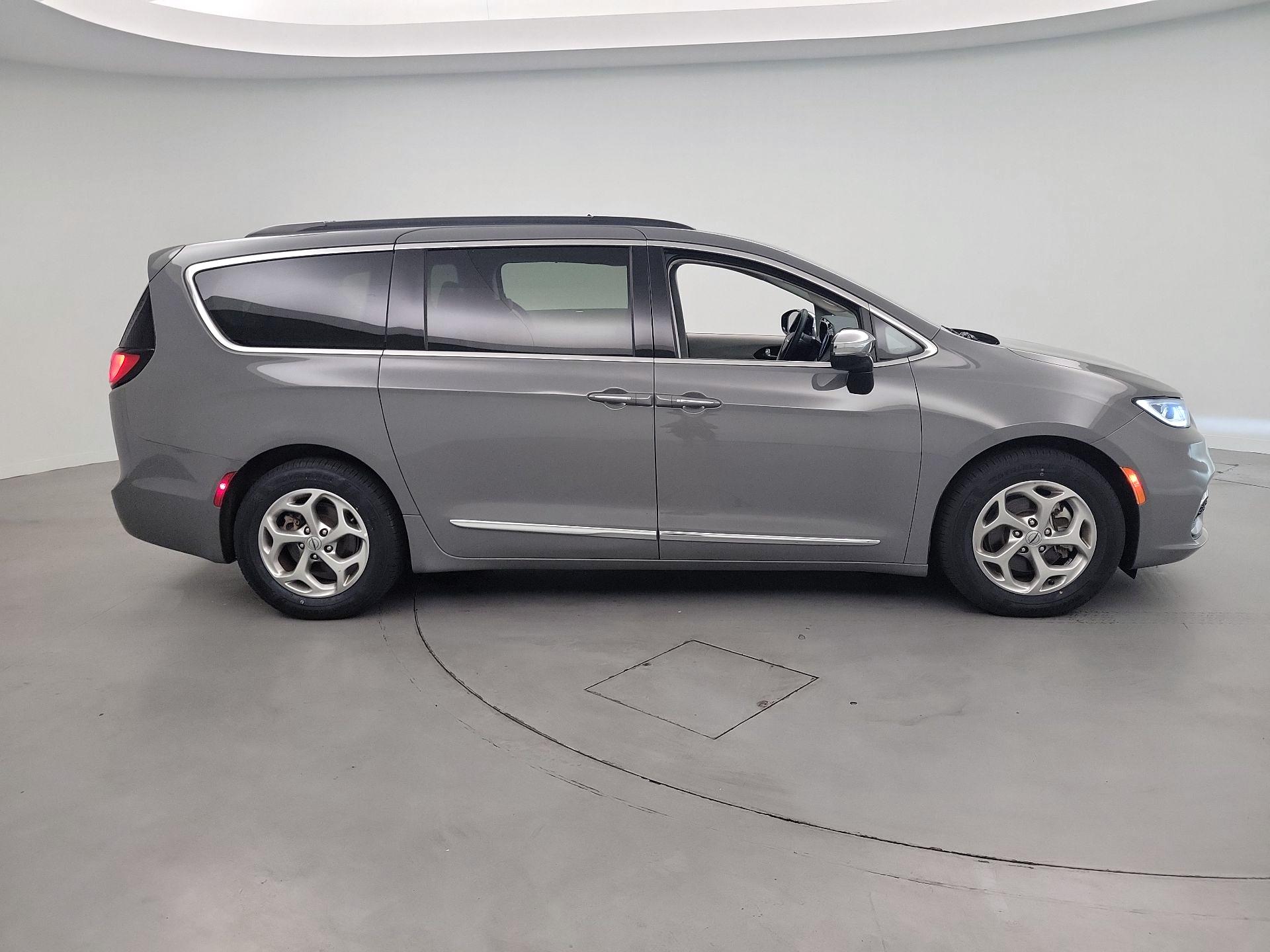 Thumbnail: 2023 Chrysler Pacifica - 4