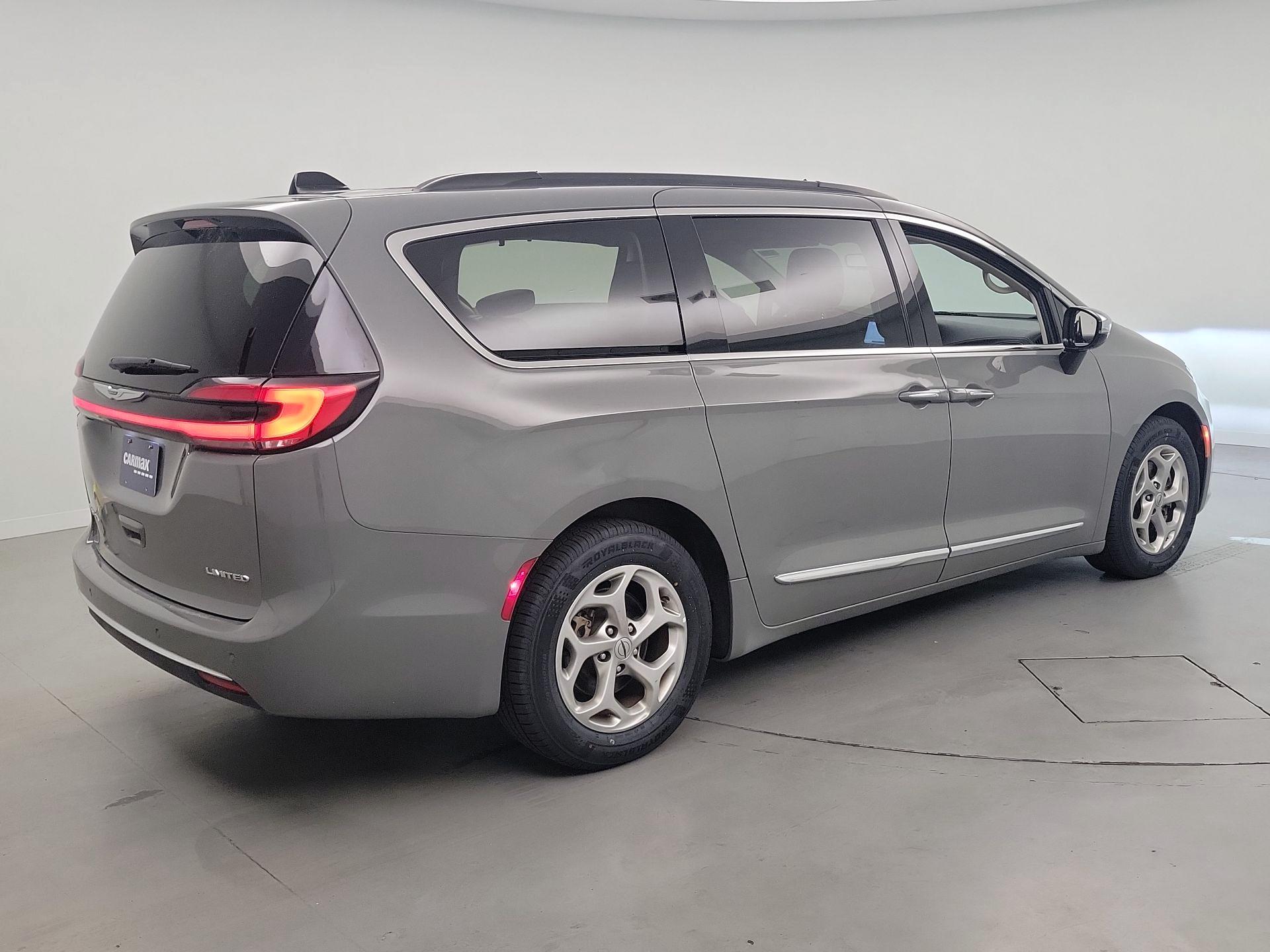 Thumbnail: 2023 Chrysler Pacifica - 5