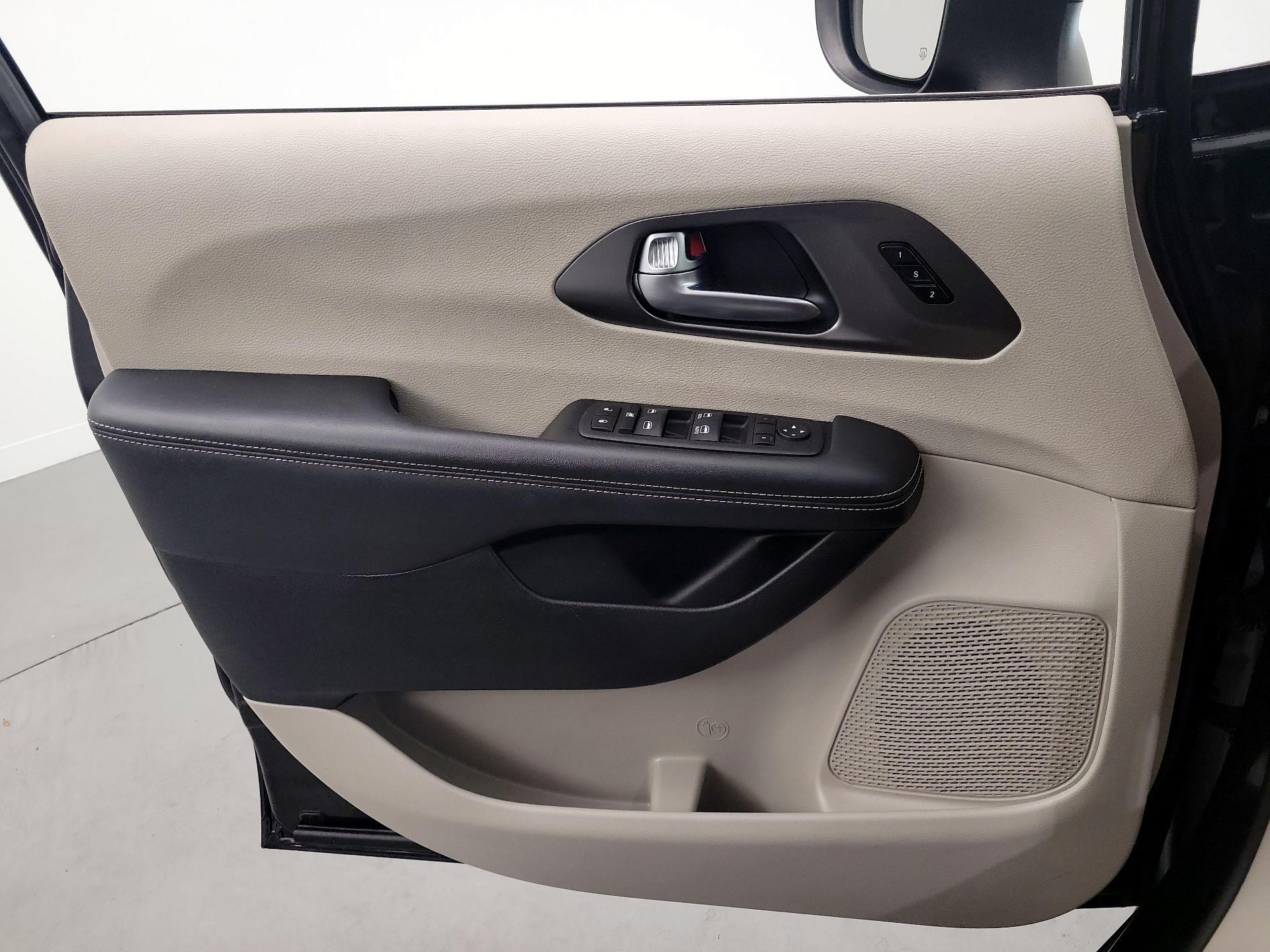 Thumbnail: 2023 Chrysler Pacifica - 12