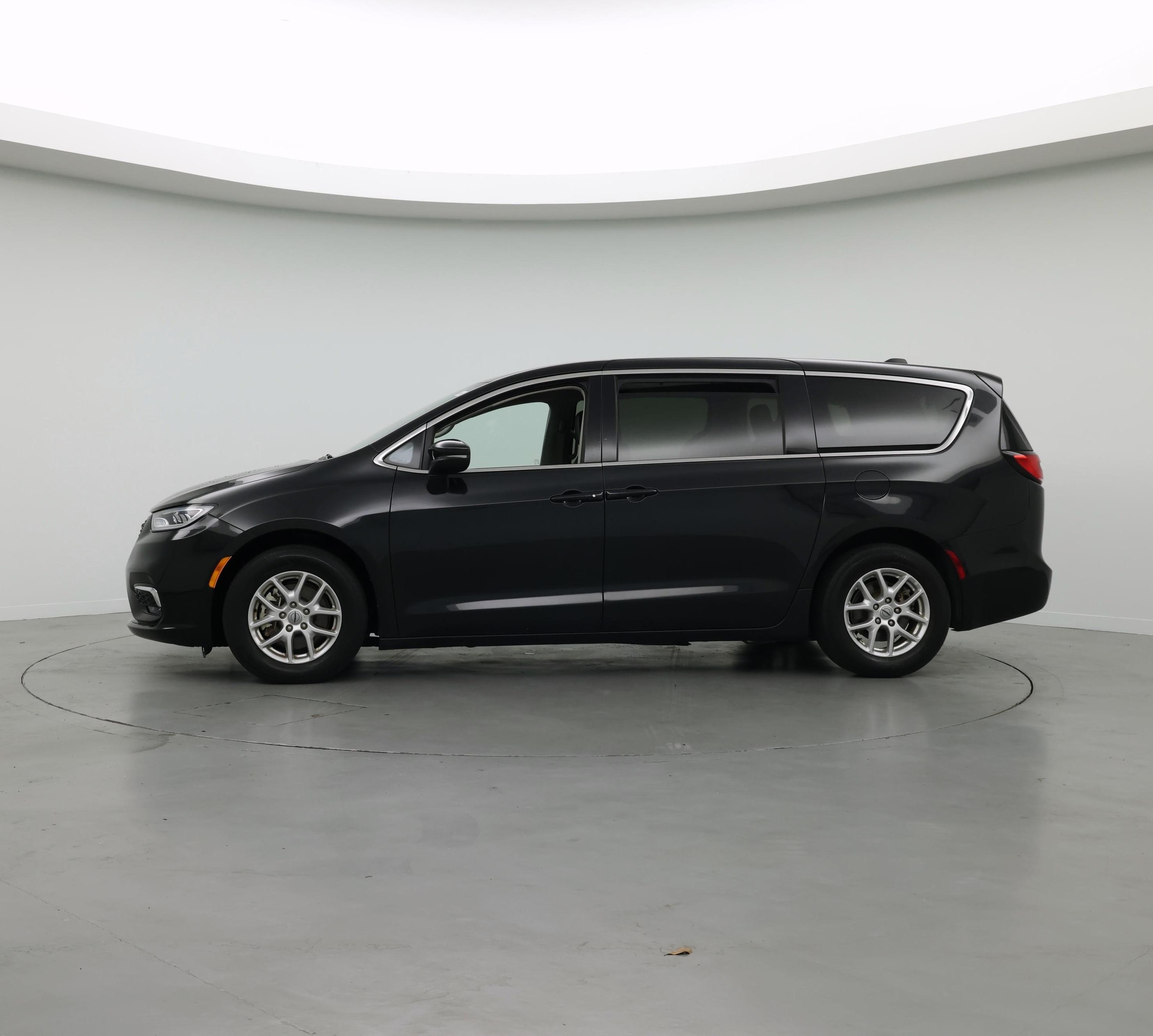 Thumbnail: 2023 Chrysler Pacifica - 3