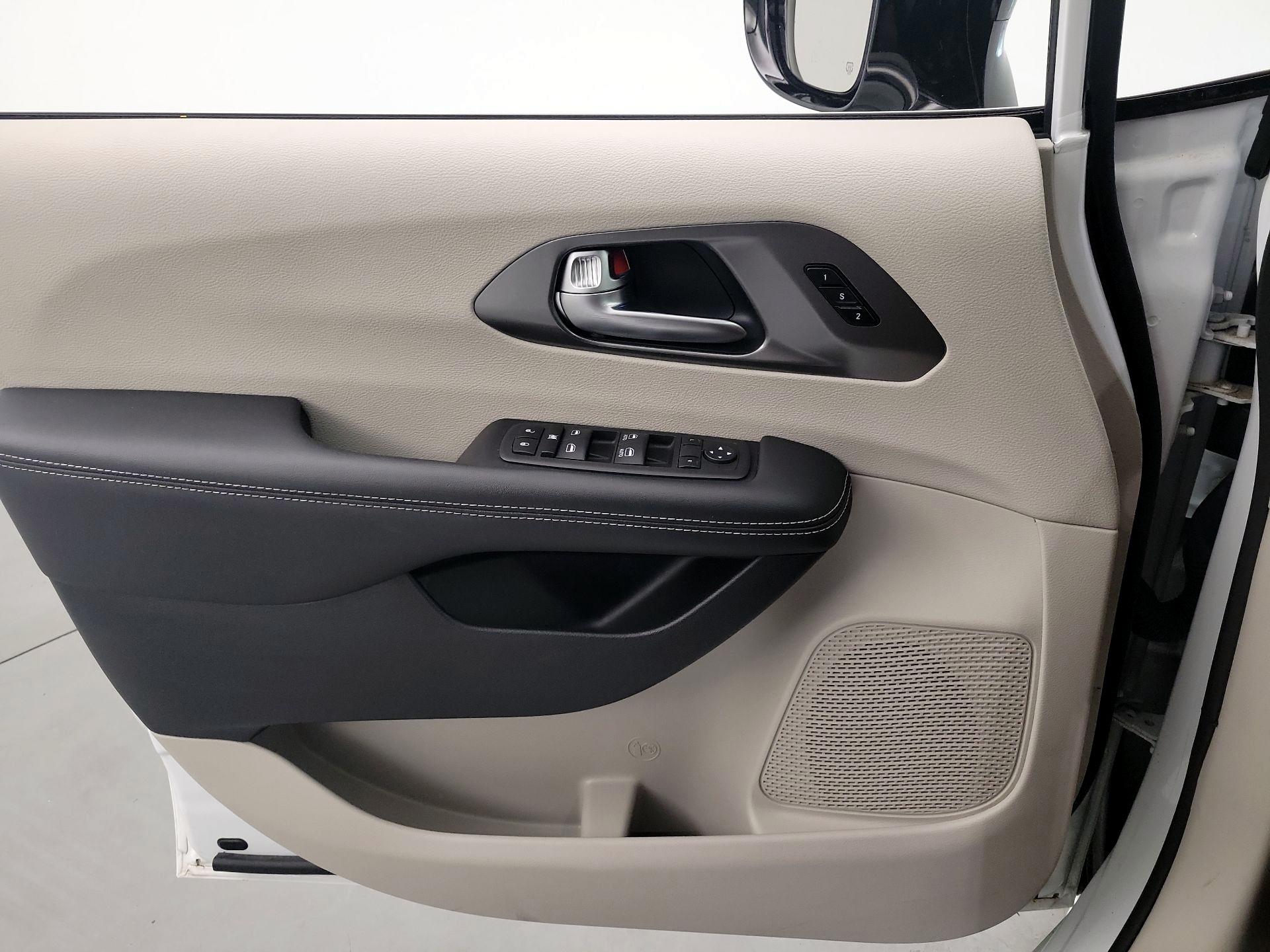 Thumbnail: 2024 Chrysler Pacifica - 12