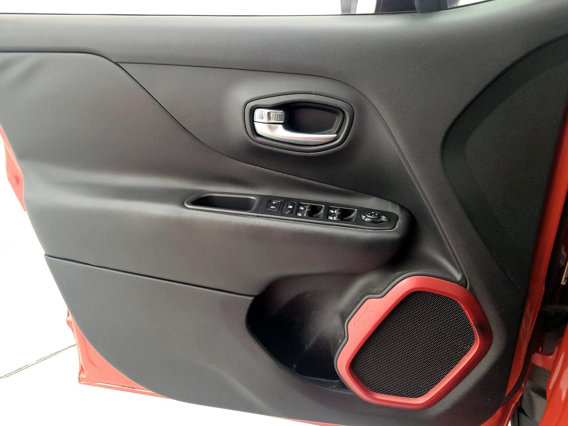Thumbnail: 2017 Jeep Renegade - 12