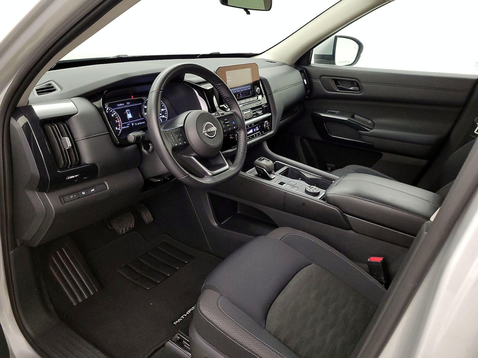 2025 Nissan Pathfinder SV - Photo 12