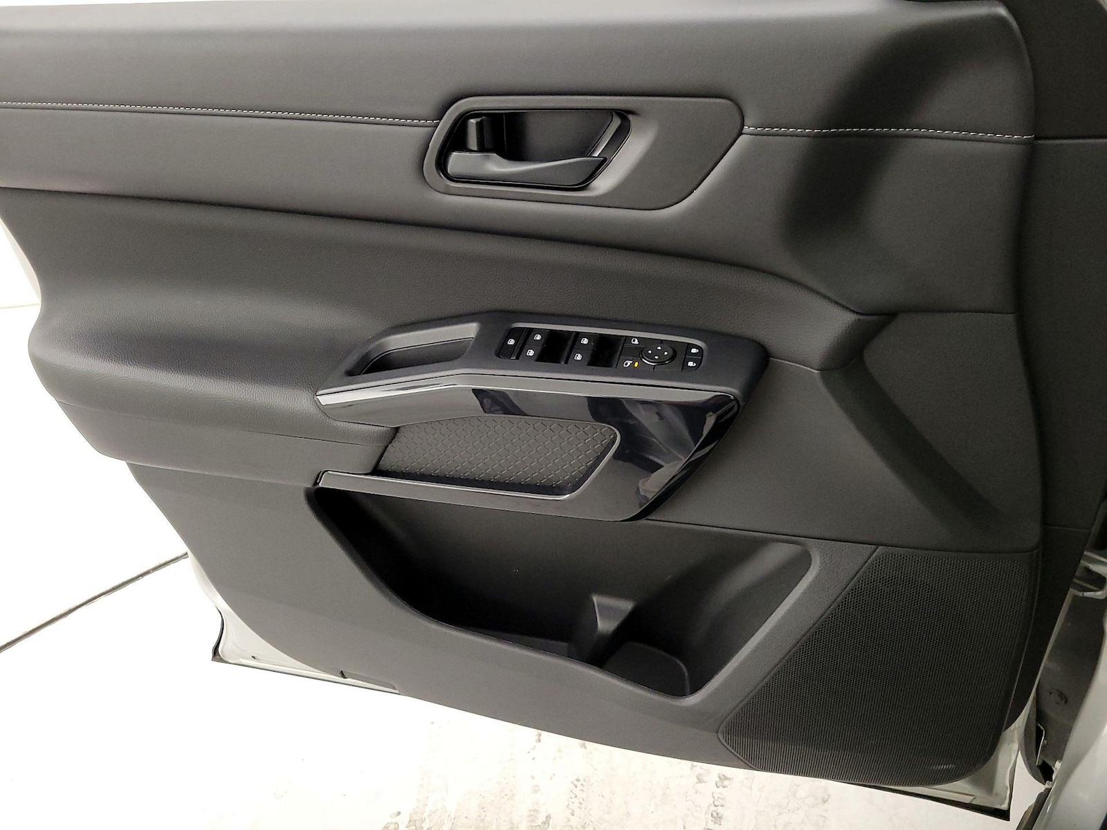 2025 Nissan Pathfinder SV - Photo 13