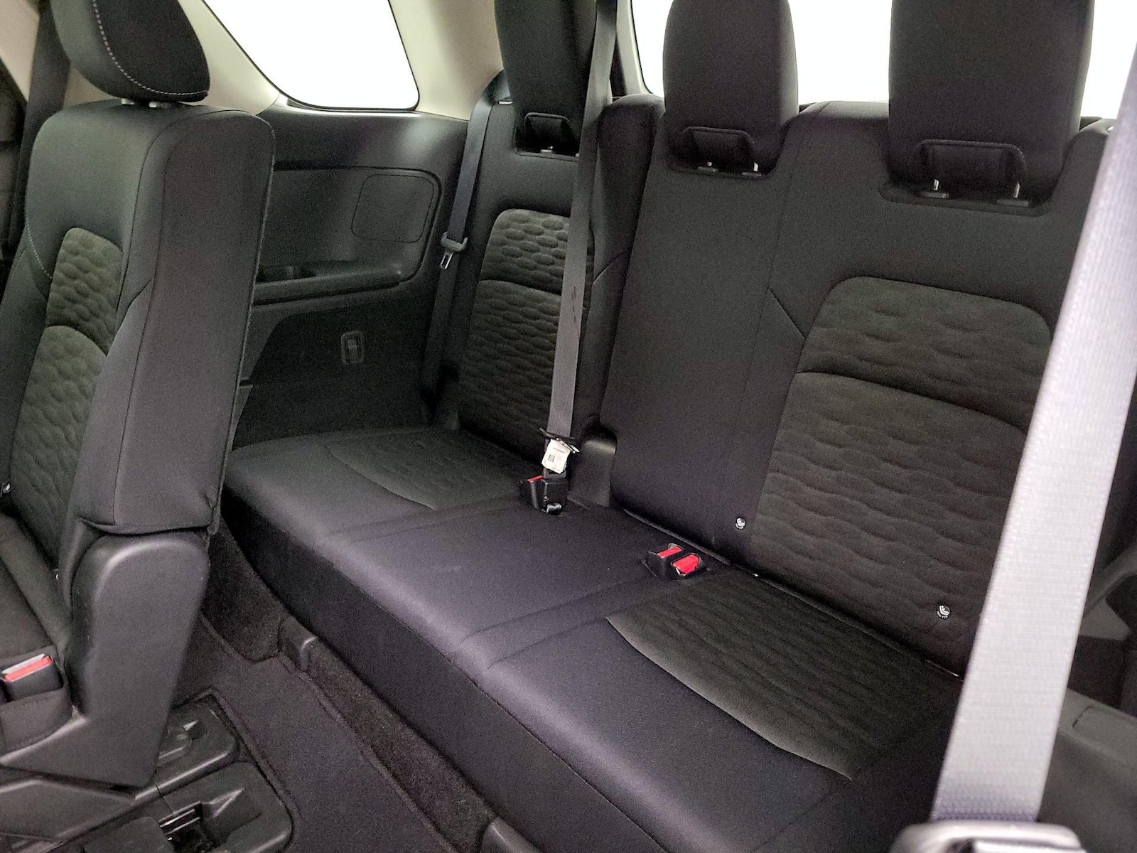 2025 Nissan Pathfinder SV - Photo 21