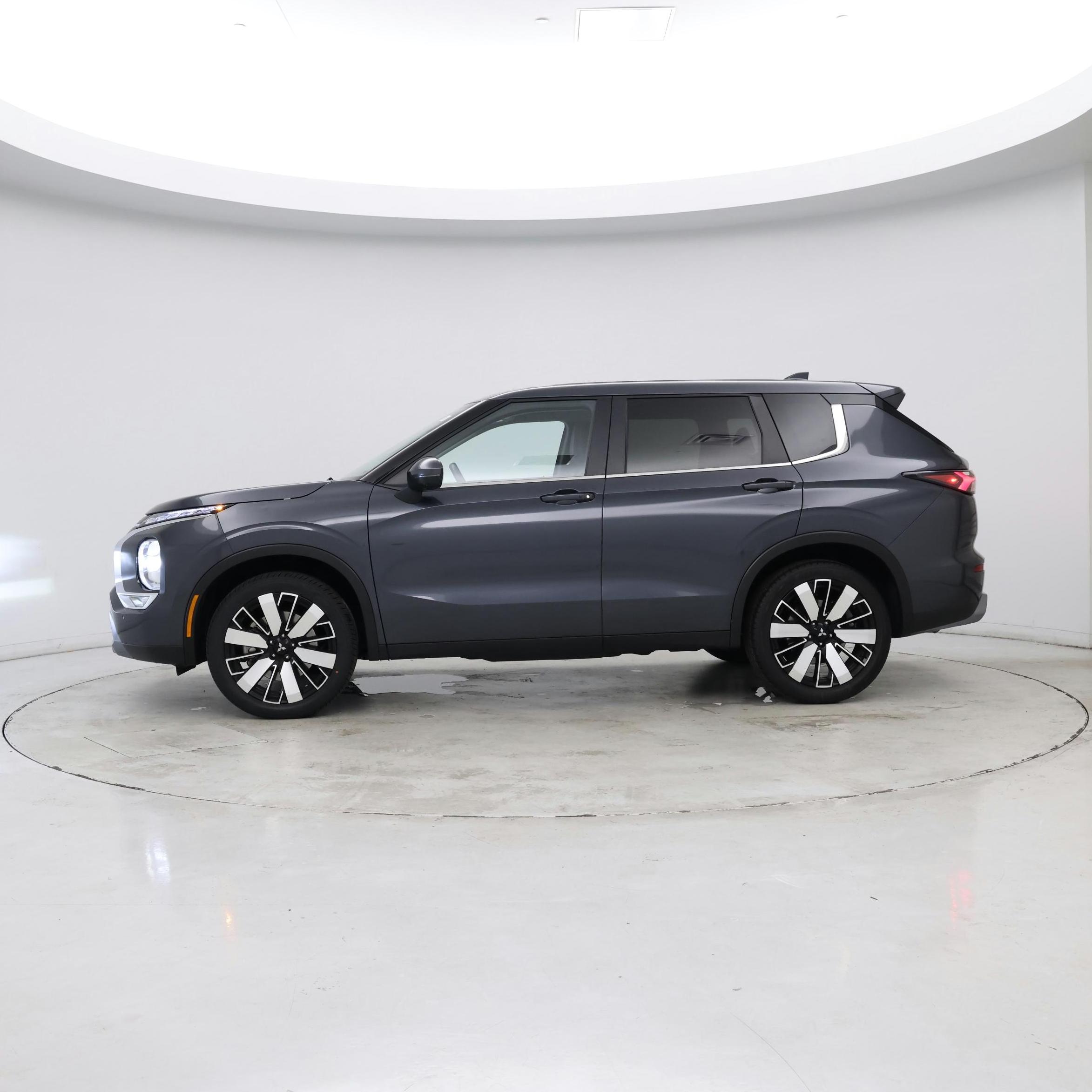 Thumbnail: 2025 Mitsubishi Outlander - 2