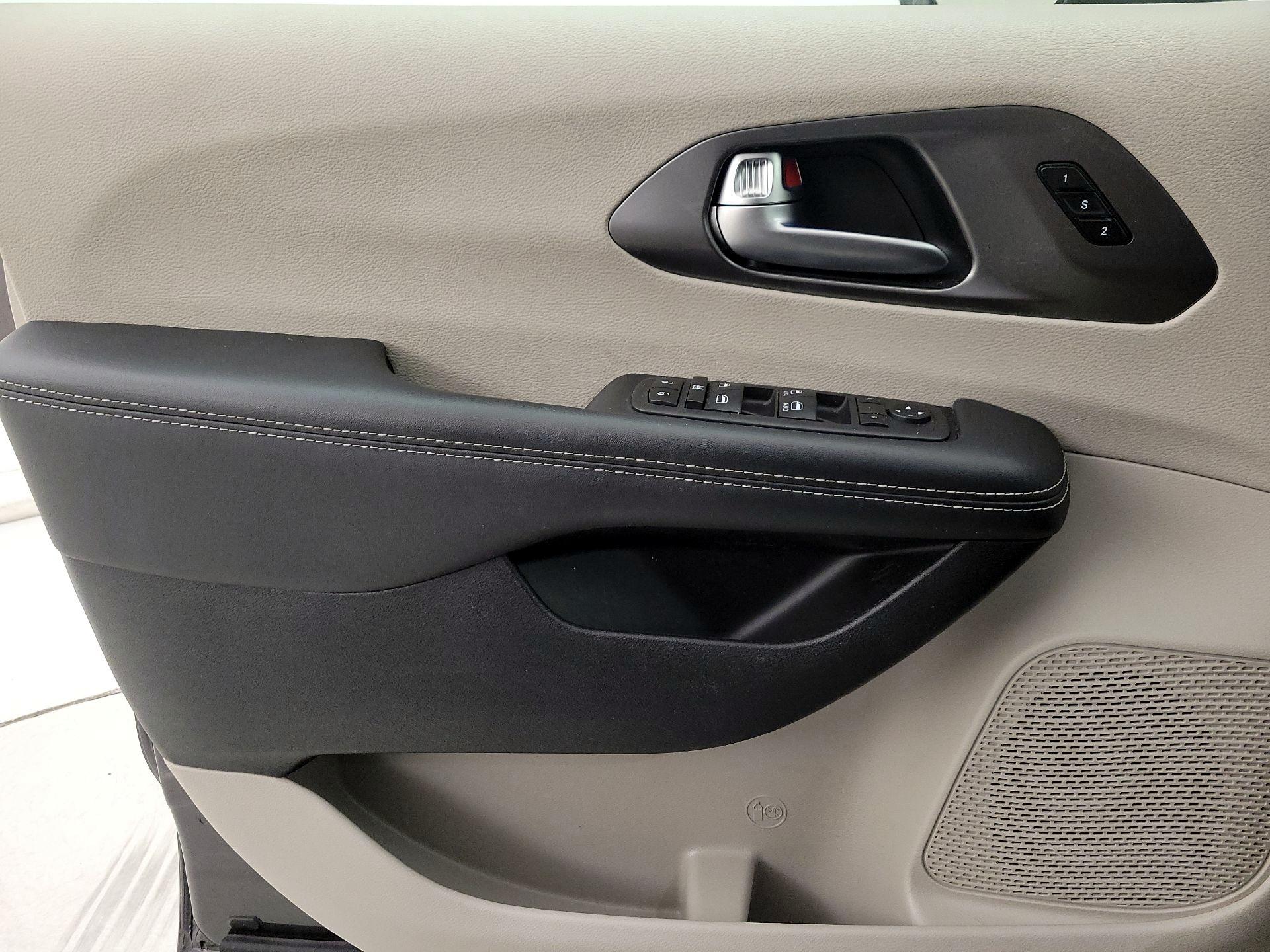 Thumbnail: 2023 Chrysler Pacifica - 12