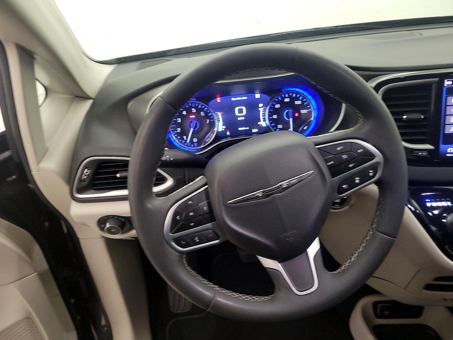 Thumbnail: 2023 Chrysler Pacifica - 10