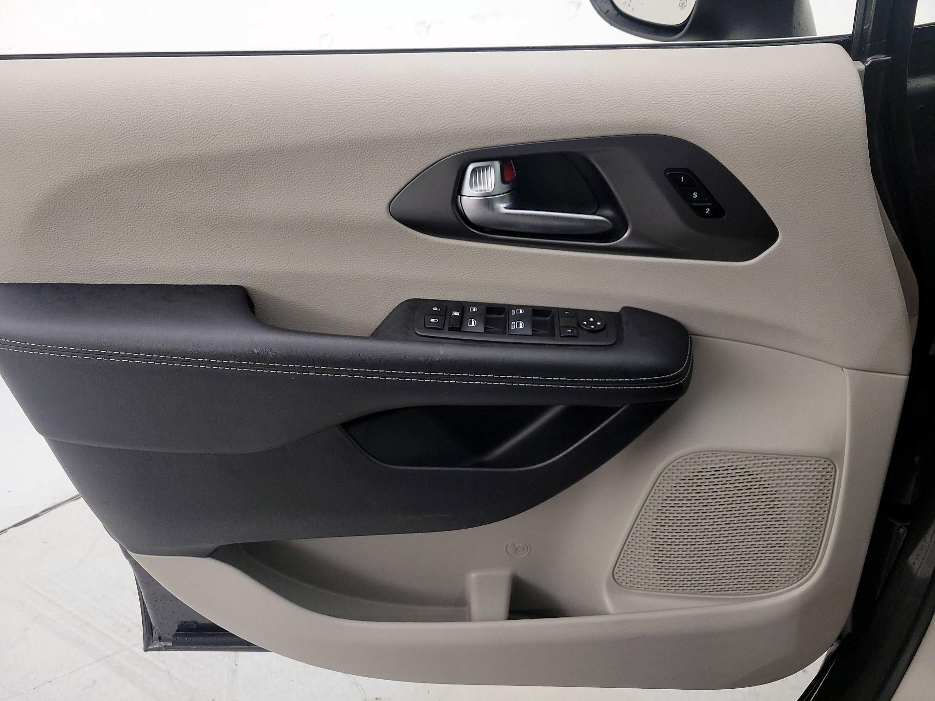 Thumbnail: 2023 Chrysler Pacifica - 12
