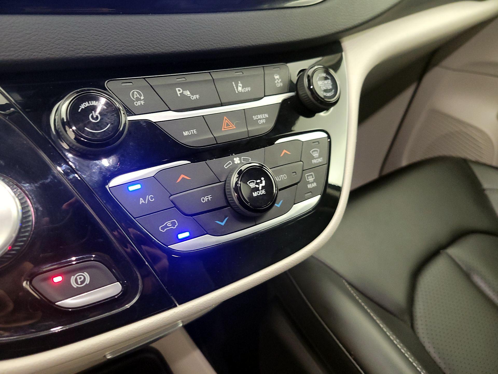Thumbnail: 2023 Chrysler Pacifica - 16