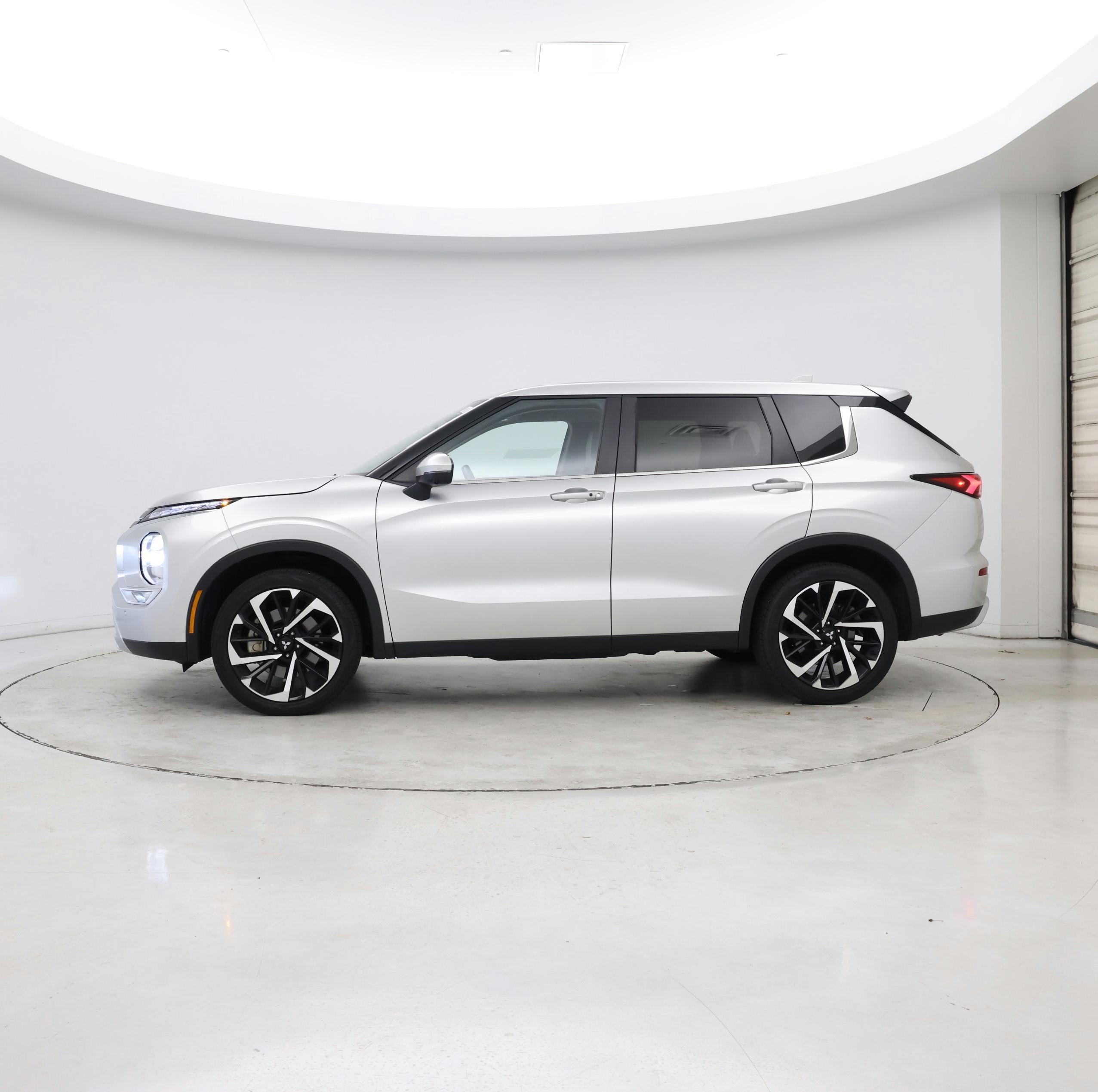 Thumbnail: 2024 Mitsubishi Outlander - 2