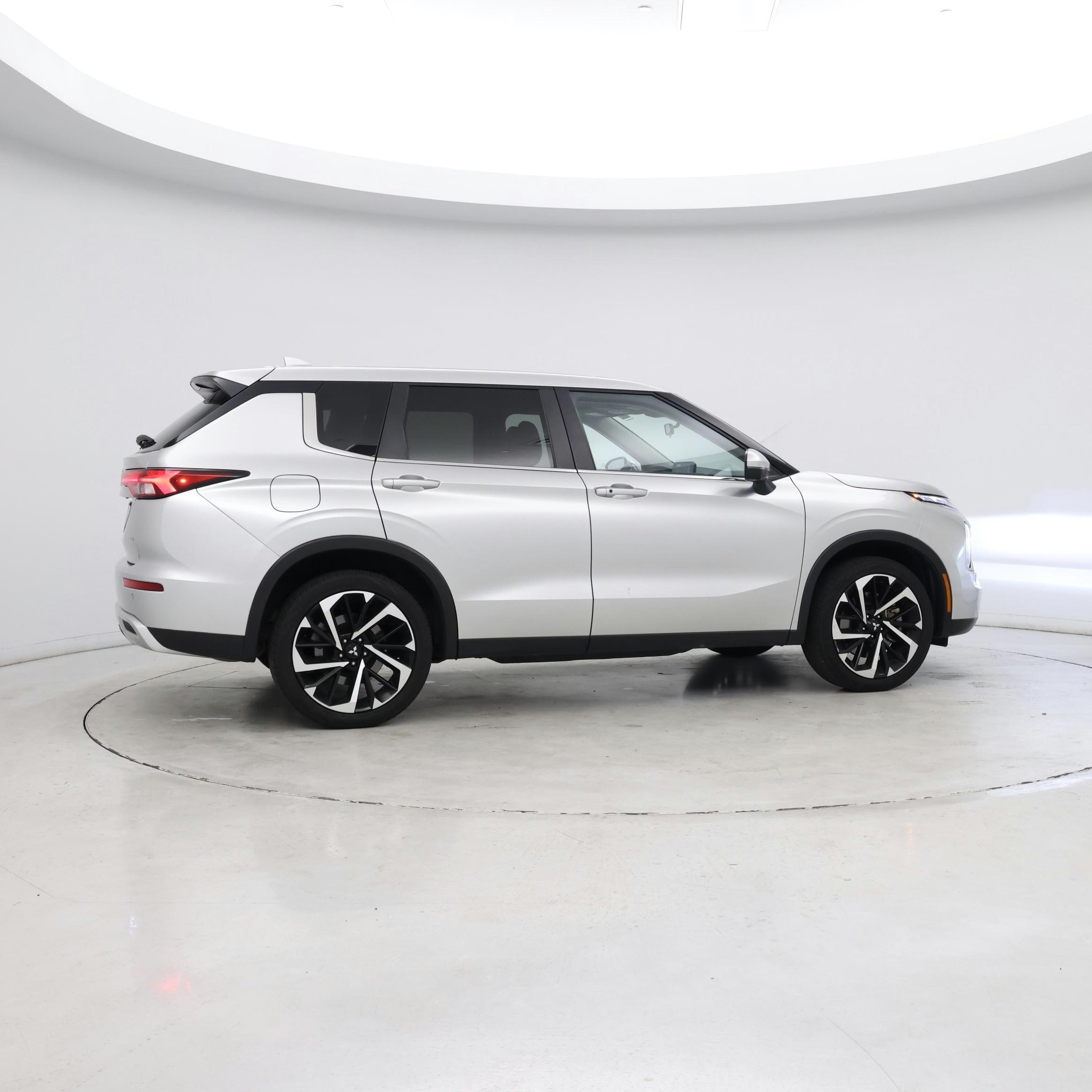 Thumbnail: 2024 Mitsubishi Outlander - 8